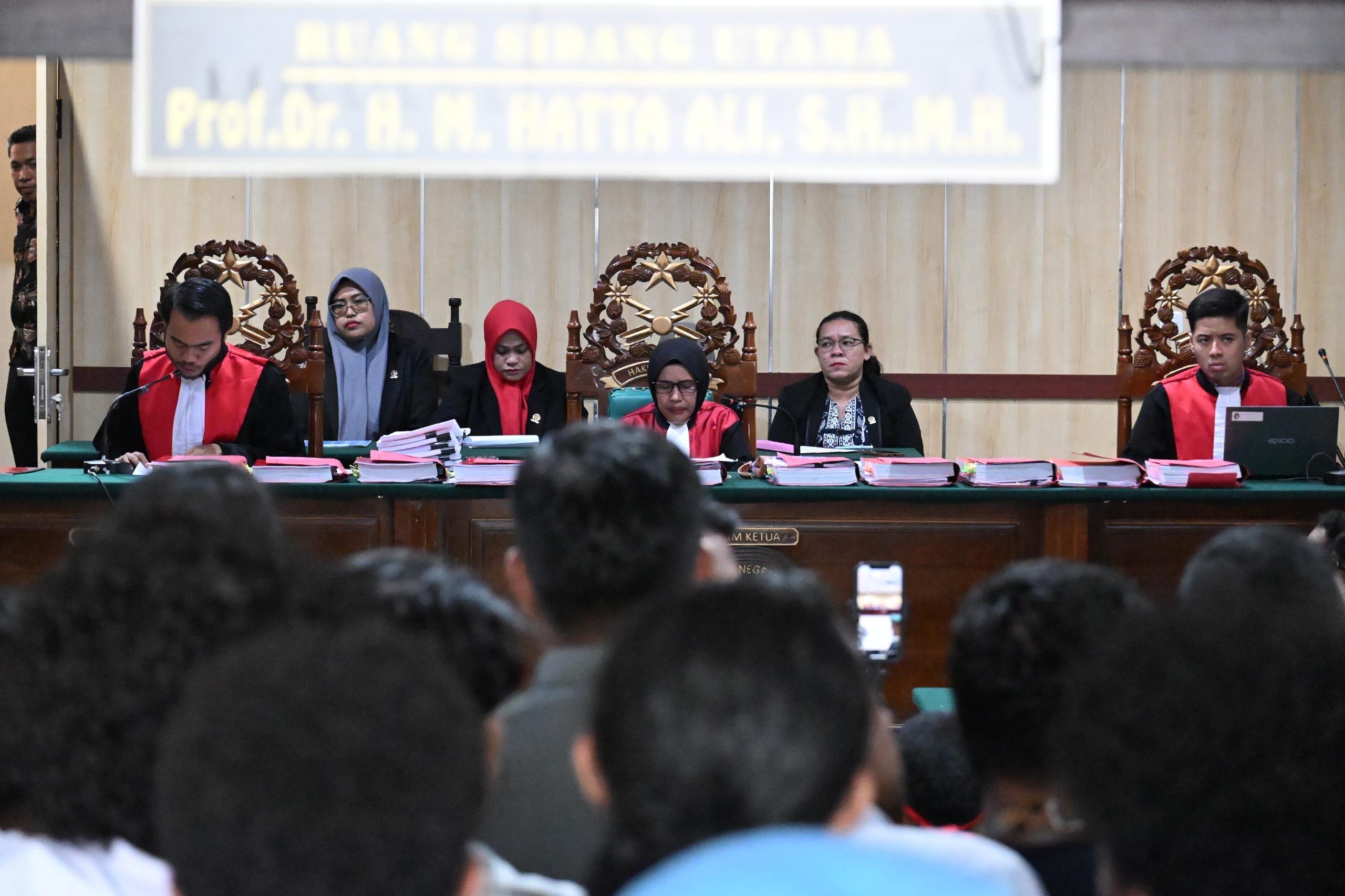 Anti SLAPP Ditolak, PN Soasio Vonis 5 Bulan Kurungan kepada 11 Masyarakat Adat