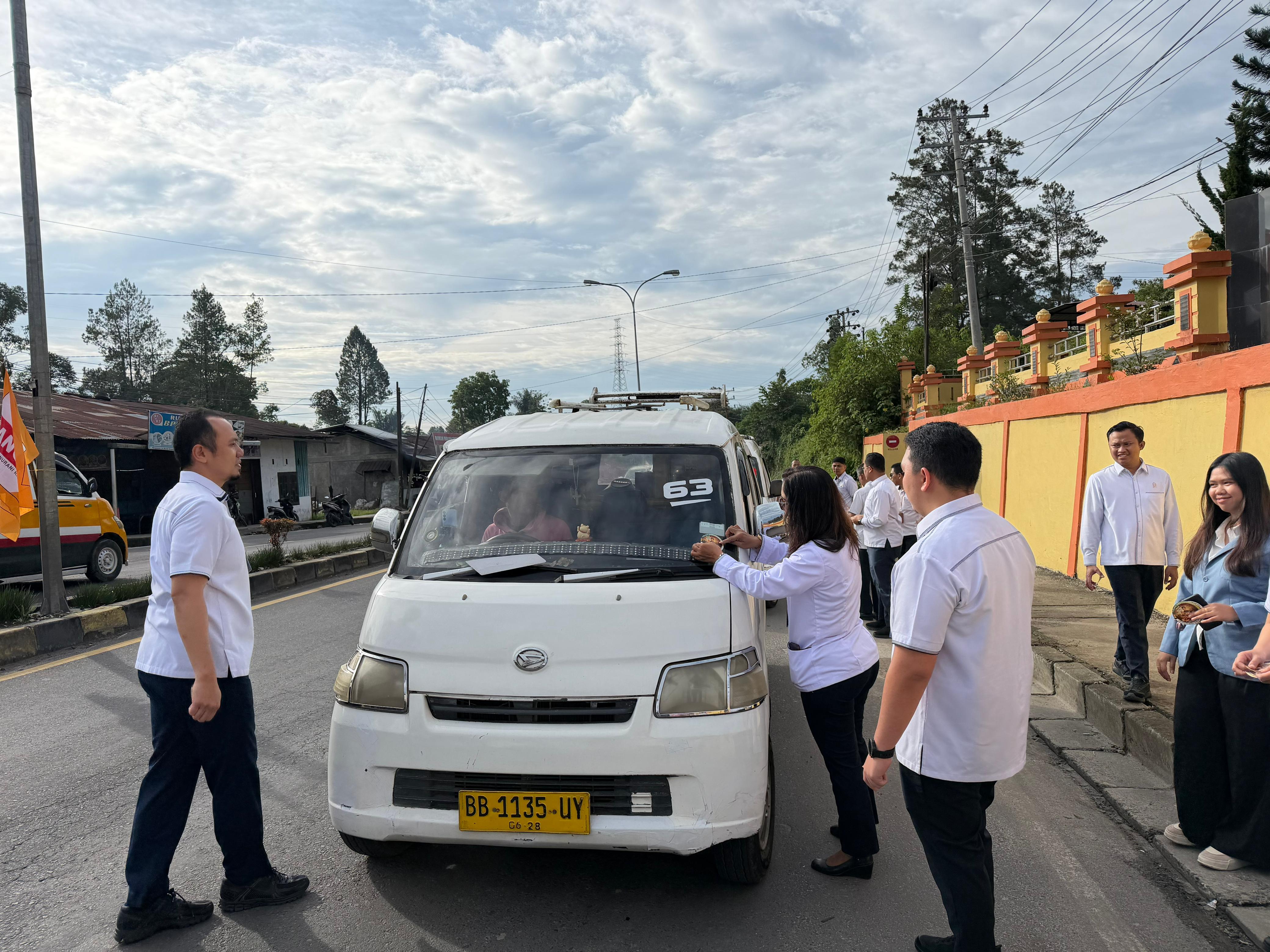 Aparatur PN Sidikalang Kompak Cegat Angkot, Ada Apa?