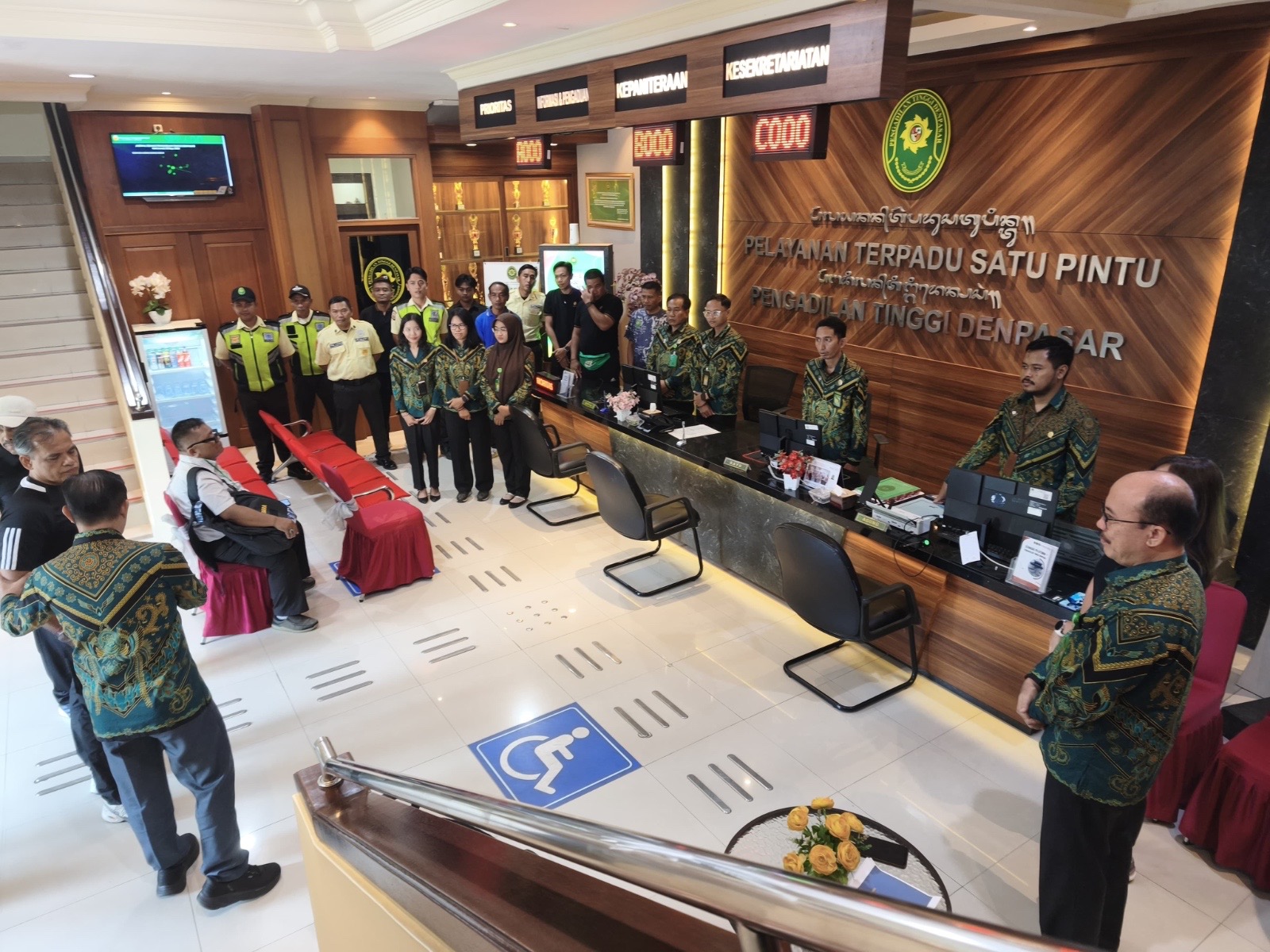 Dari Sapaan hingga Penjelasan Layanan, PT Denpasar Latih Petugas PTSP dan Keamanan