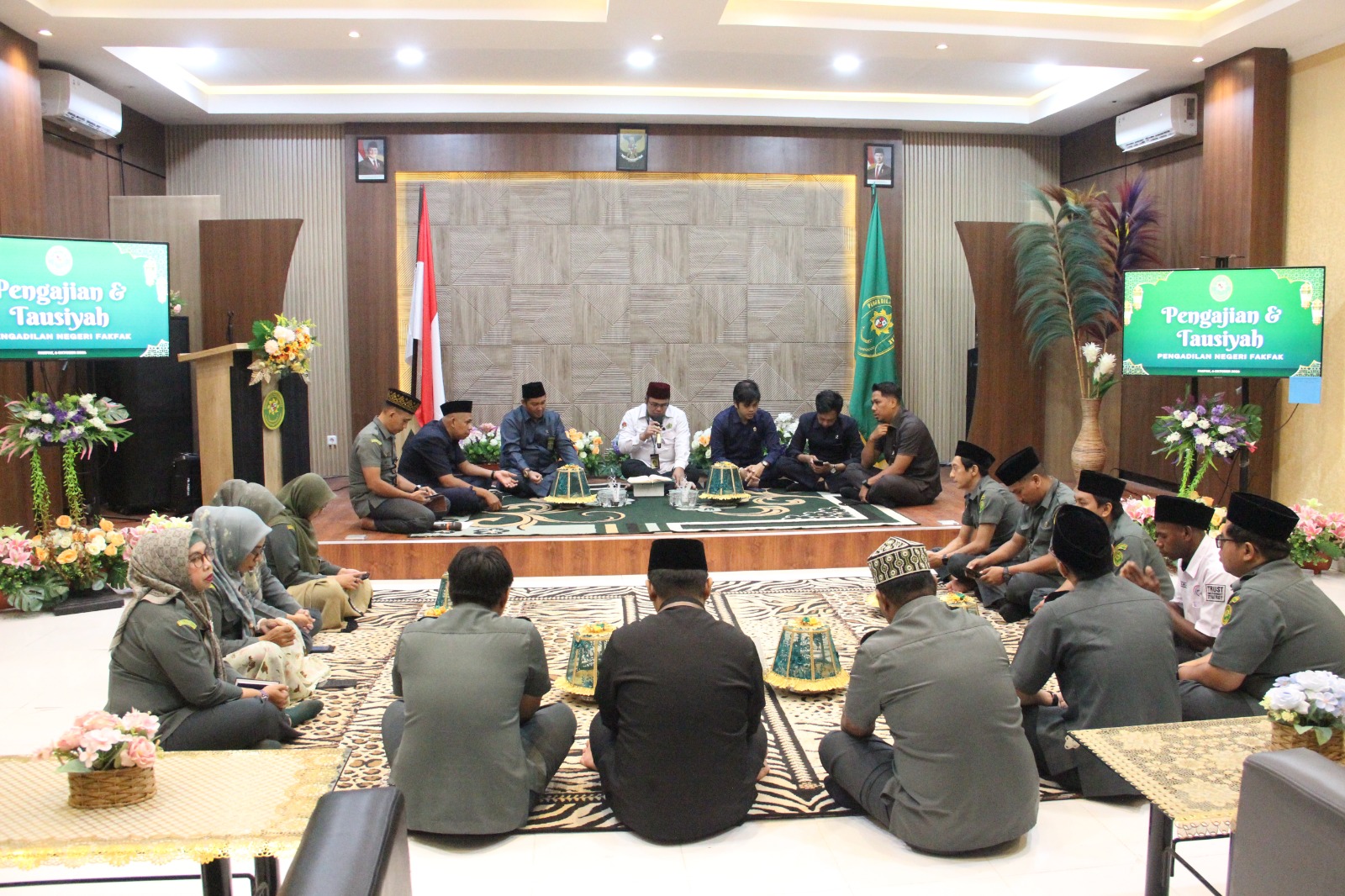 Di Tengah Kesibukan Kerja, PN Fakfak Ajak Aparatur Kembali Menguatkan Spritual