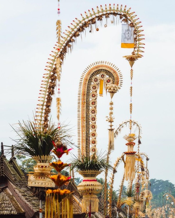 Dilema The Living Law di Meja Wayan