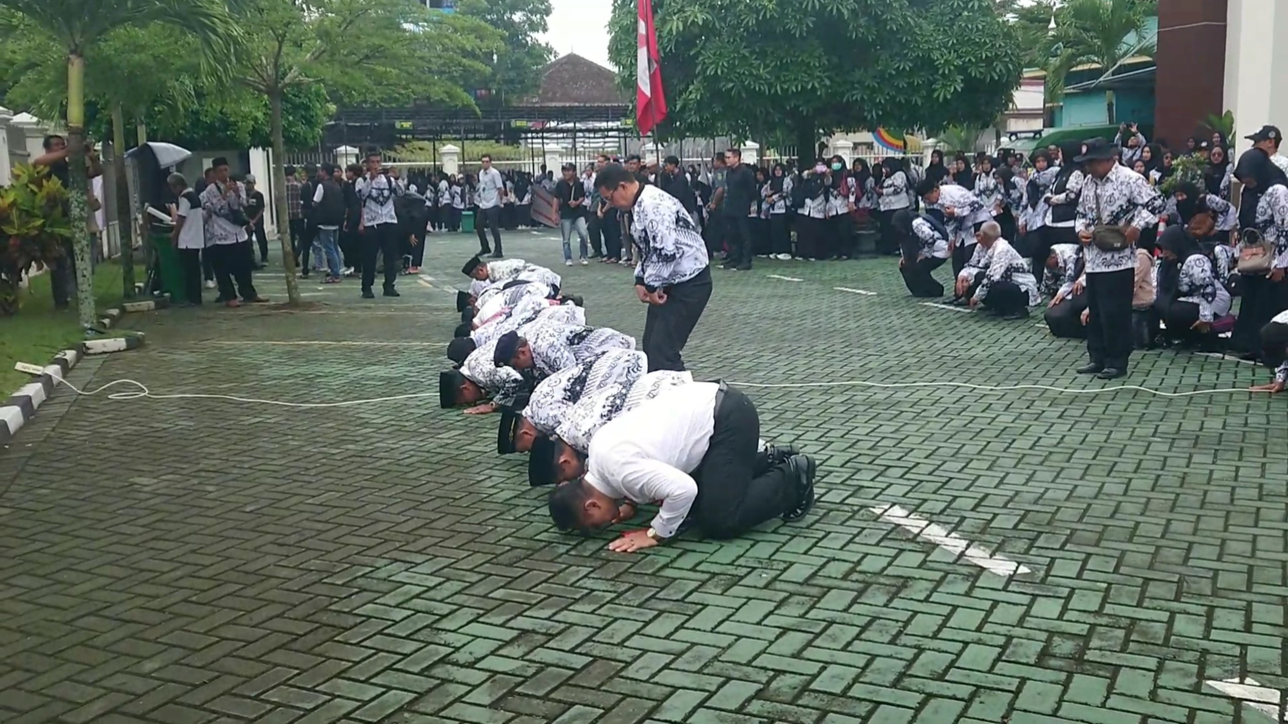 Diwarnai Sujud Sukur, Pembacaan Putusan Penganiayaan Guru di PN Trenggalek Kondusif