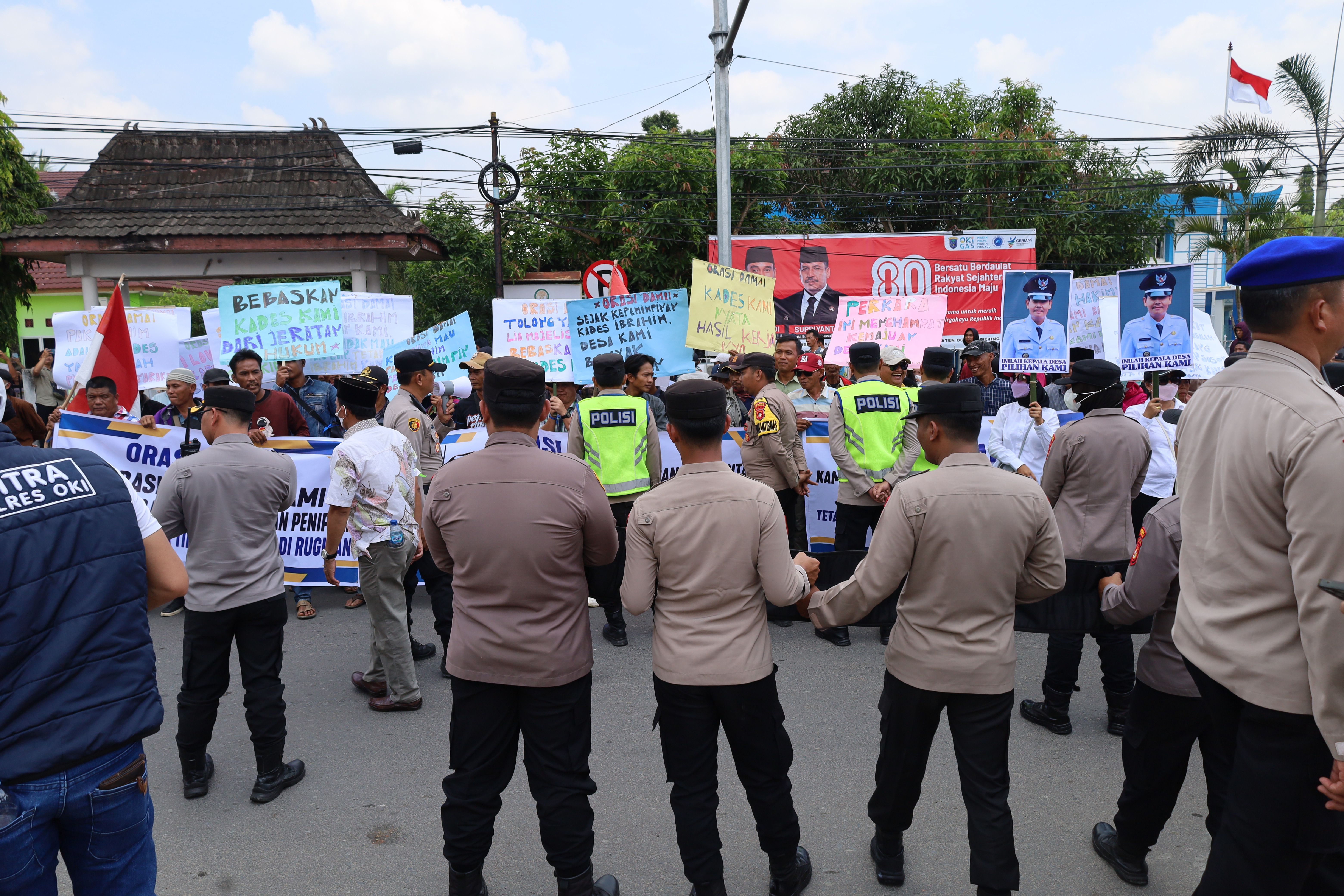Geruduk PN Kayu Agung, Warga Pematang Panggang Tuntut Keadilan Bagi Kades