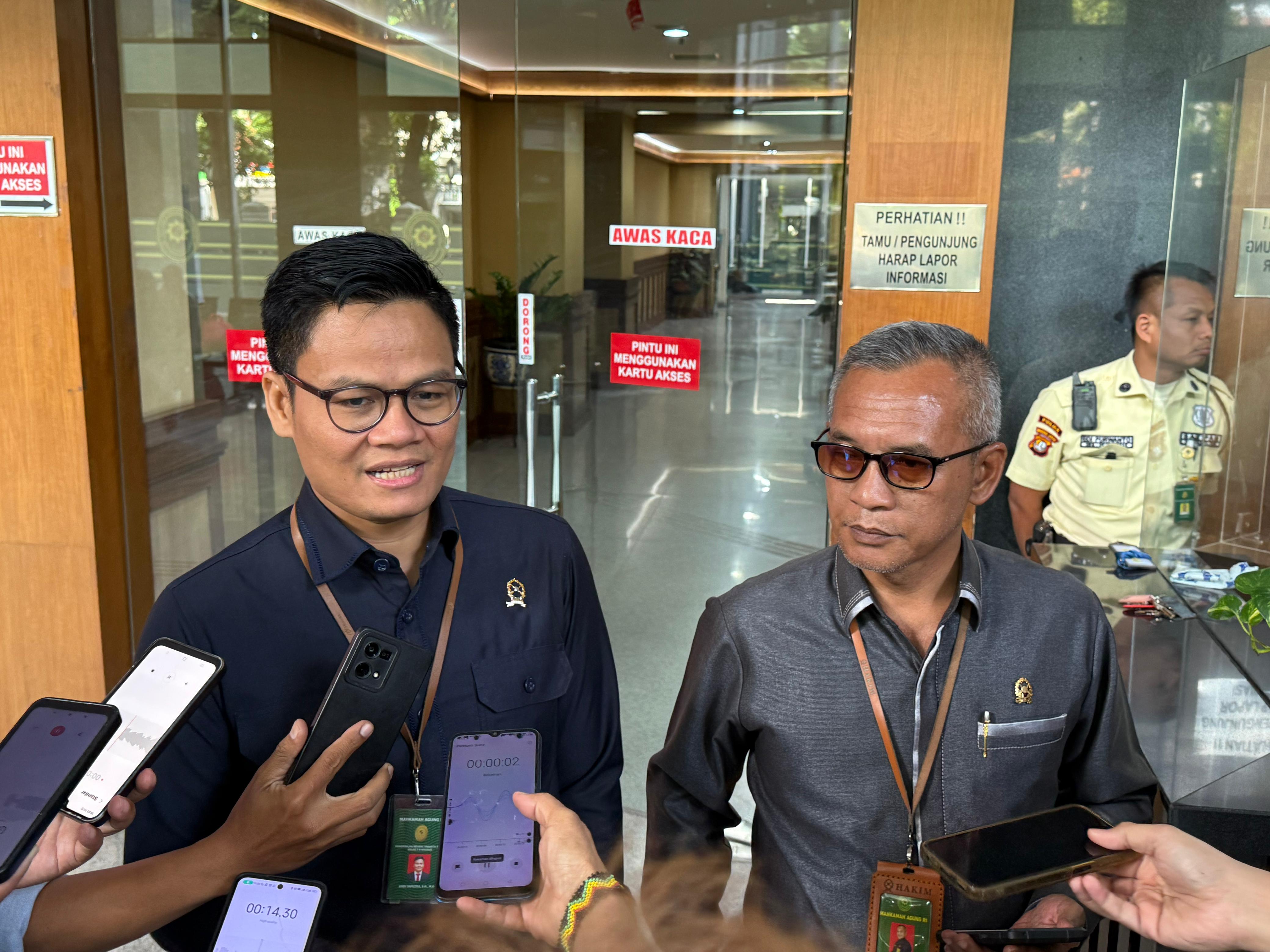 Jubir PN Jakpus Sunoto (berkacamata hitam) menjelaskan putusan terkait saat di-doorstop wartawan (dok.ist)