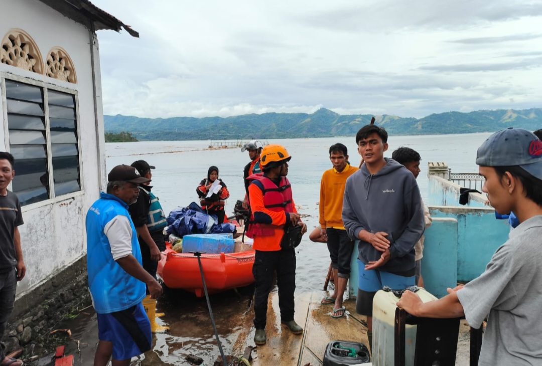 Gunakan Jalur Perairan, MA Peduli Salurkan Bantuan Korban Banjir di Tanah Datar Sumbar