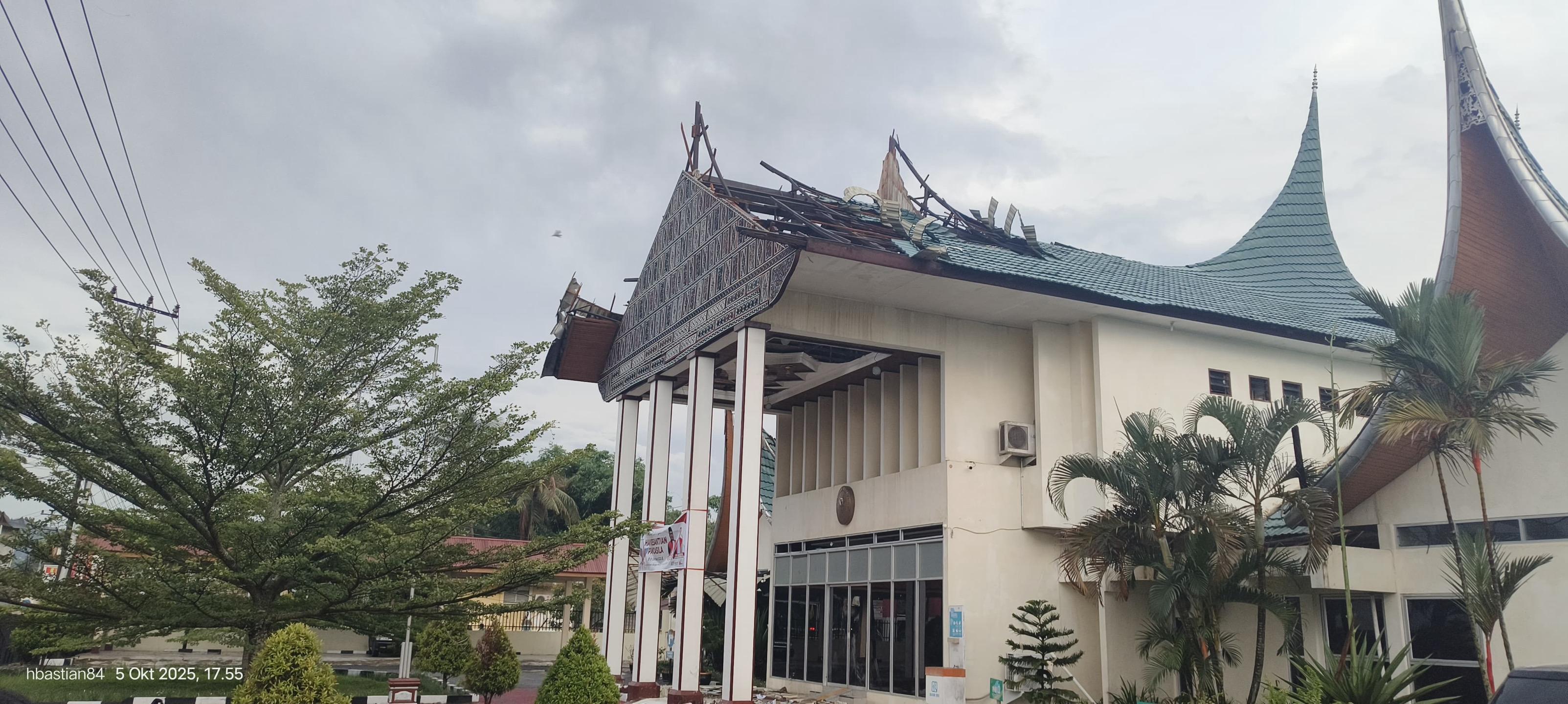 Hujan Deras dan Angin Kencang Akibatkan Bangunan PN Solok Alami Kerusakan