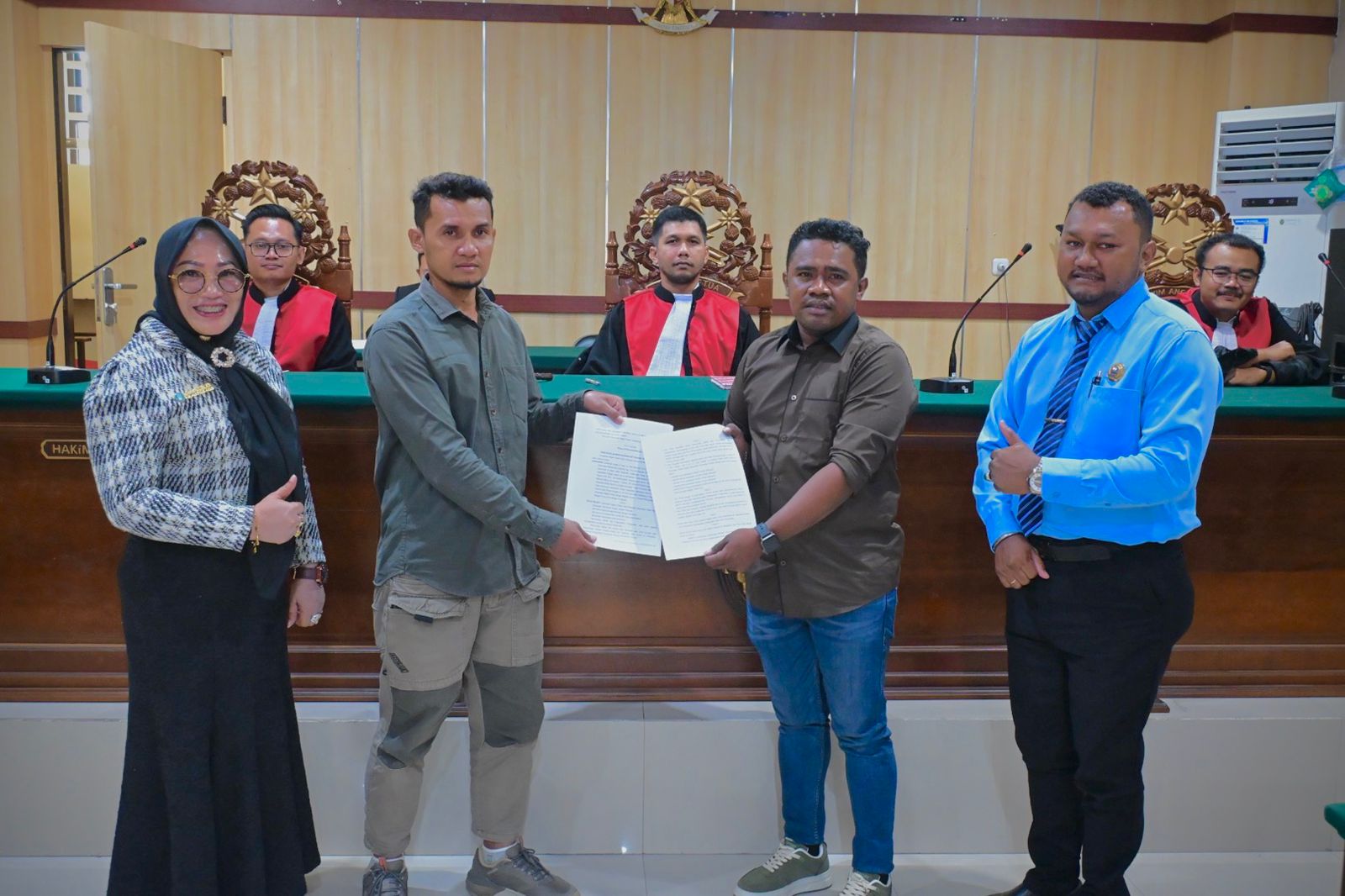 Jabat Erat Penggugat vs Tergugat Usai Mediasi Berhasil di PN Soasio