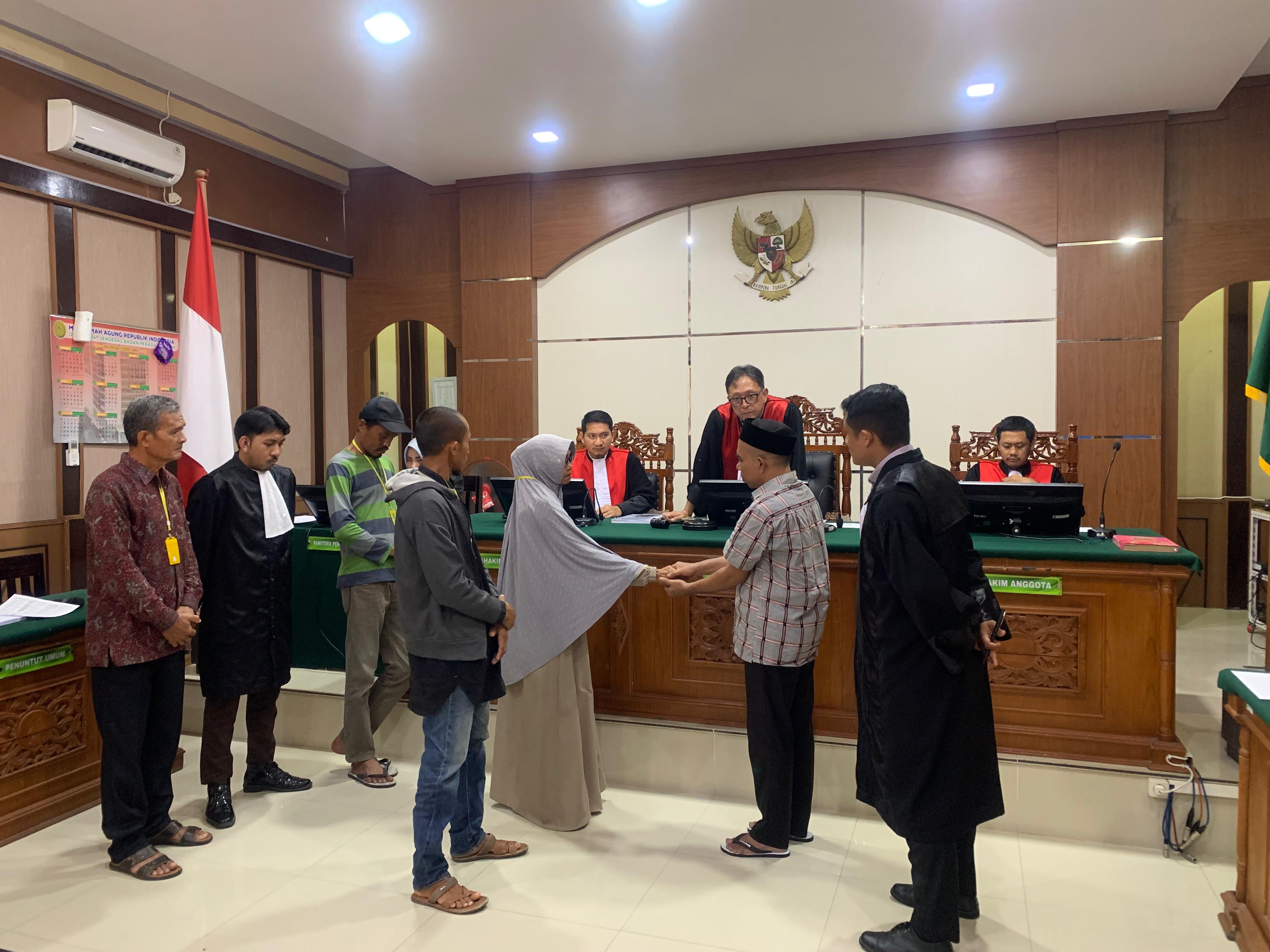 Kasus Lempar Batu Berakhir Haru, 2 Tetangga Sepakat Berdamai di PN Bireuen