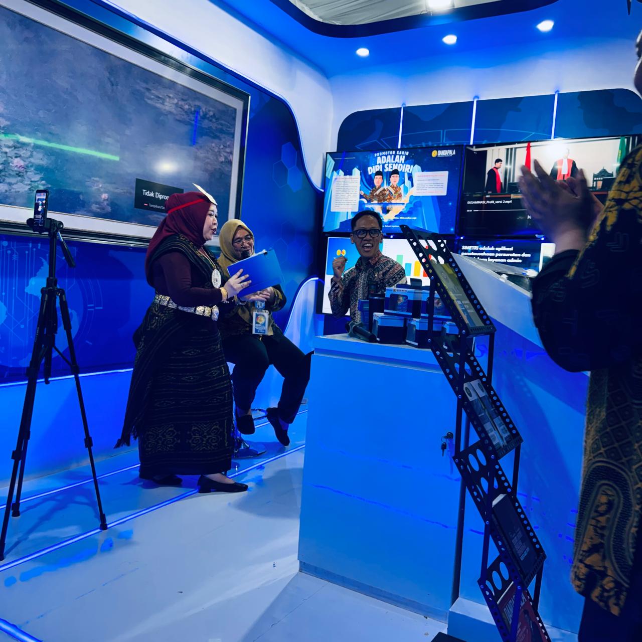 Kemeriahan Quiz di Booth Badilum, Inovasi PERKUSI jadi soal Quiz