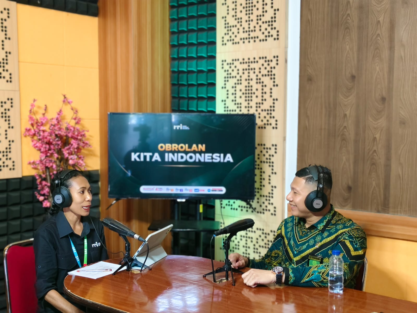 Kenalkan Persidangan Elektronik, Hakim PN Serui Edukasi Masyarakat lewat Radio