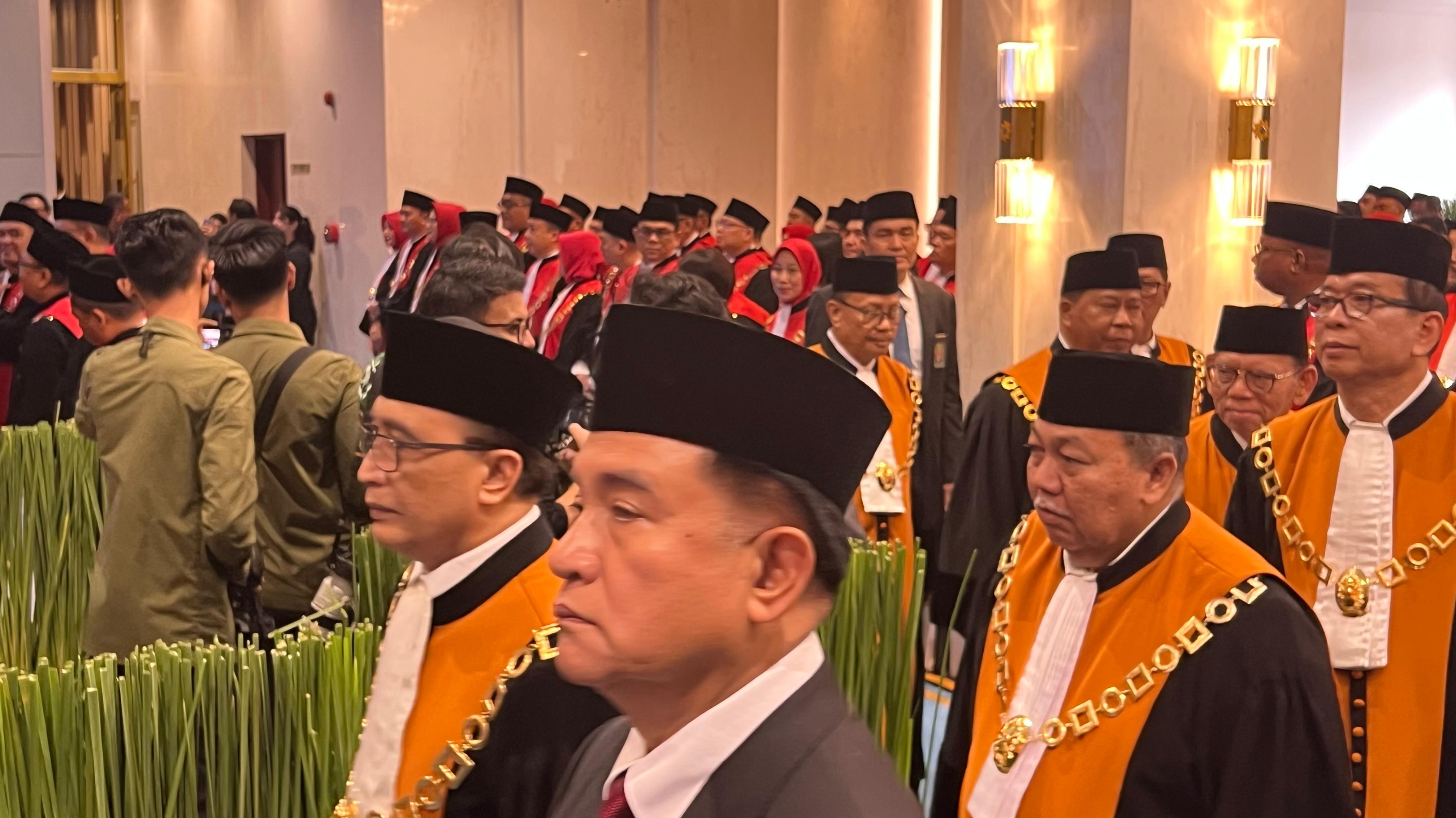 Ketua MA Didampingi Menko Yusril Masuki Ruang Sidang Laptah MA