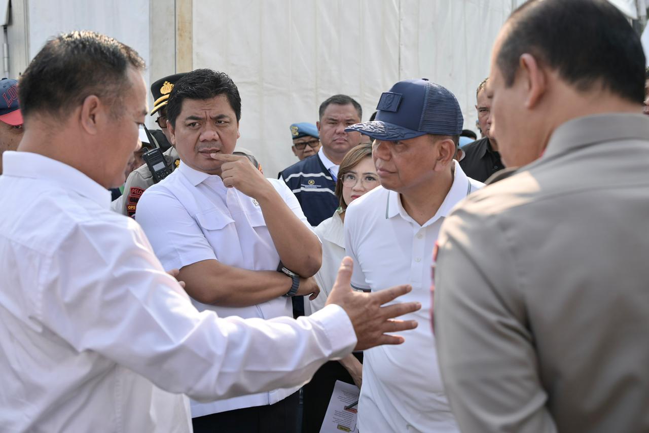 Panitera PN Jakpus Parika Akhbar menjelaskan proses eksekusi kepada Wamen Sesneg Juri Ardiantoro, Wamen Sesneg Bambang Eko Suhariyanto (bertopi) dan Kapolda Metro Jaya Komjen Asep Edi Suheri sebelum proses eksekusi Kawasan Hotel Sultan (ist.)