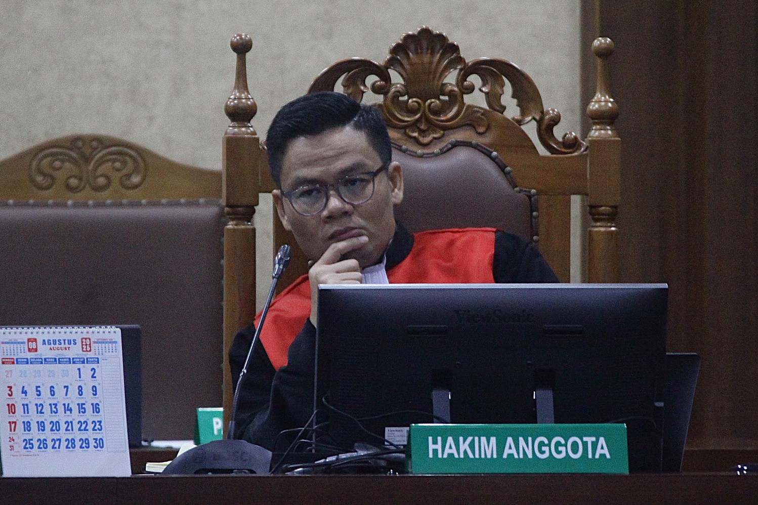 Korupsi dan Kekuasaan