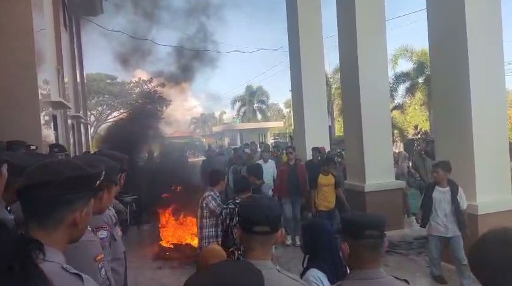 Mahasiswa Unjuk Rasa di PN Andoolo, Sidang Kasus Dugaan Pembukaan Lahan Ilegal Ditunda