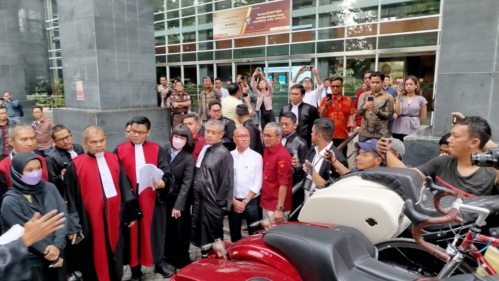 Majelis Hakim Tipikor Jakarta Cek Barang Bukti Mobil Ferrari Rp 15 Miliar