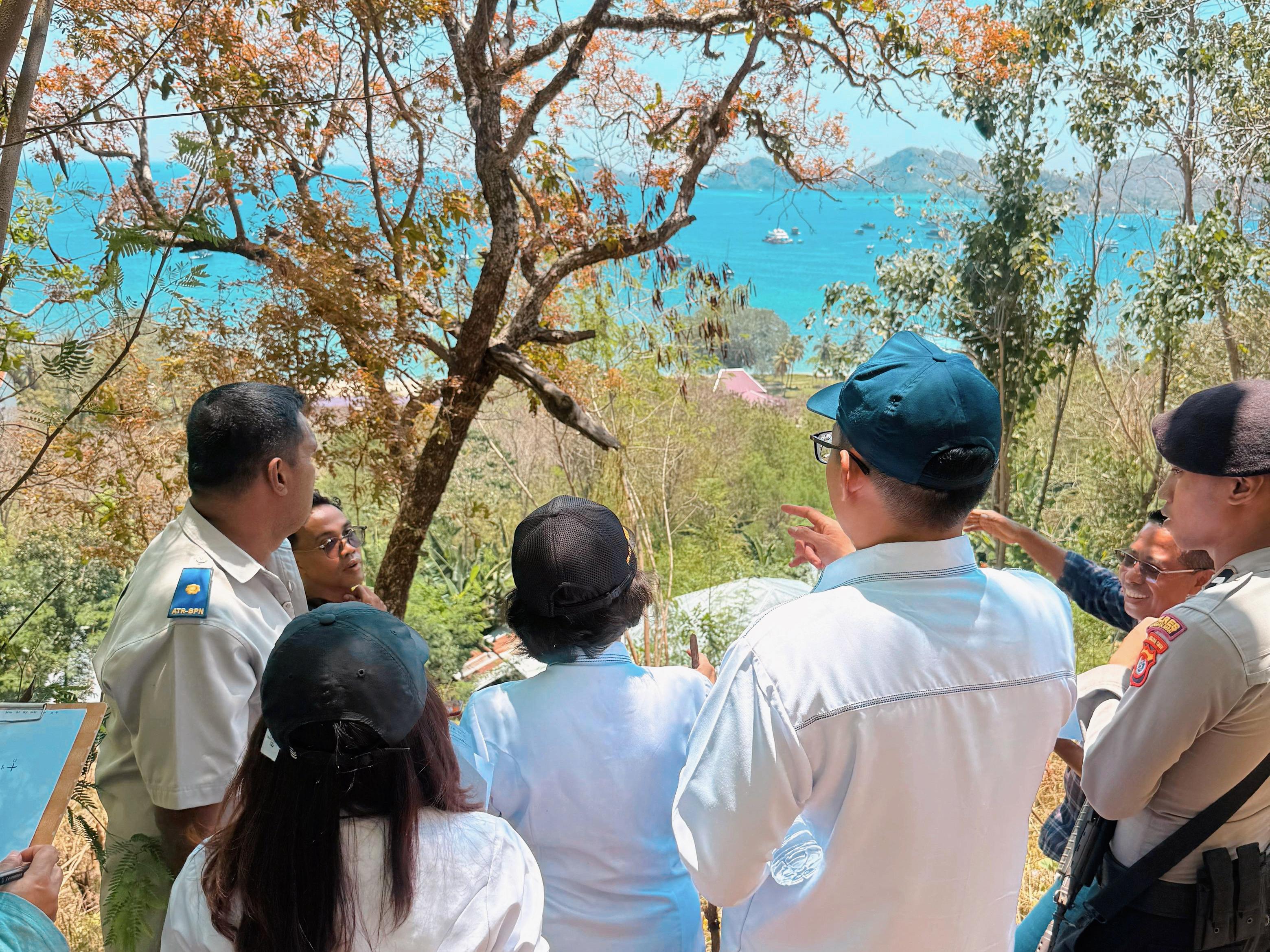 Mendaki Lereng Bukit, PN Labuan Bajo NTT Lakukan Pemeriksaan Setempat