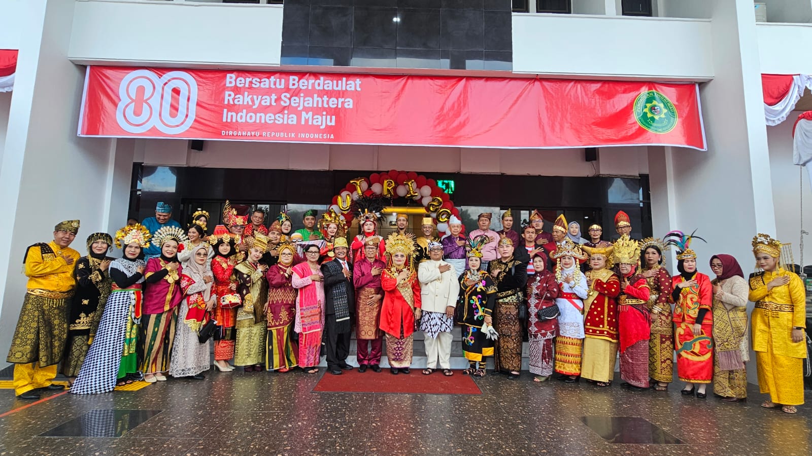 Peragaan Pakaian Adat Nusantara dan Public Campaign Meriahi HUT RI dan MA di PT Riau