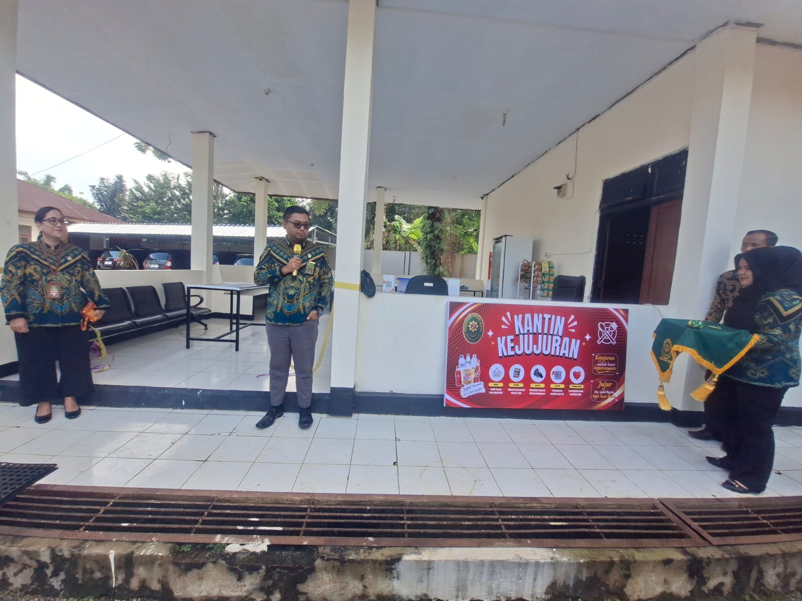Perkuat Budaya Integritas & Nilai Anti Korupsi, PN Manna  Resmikan Kantin Kejujuran