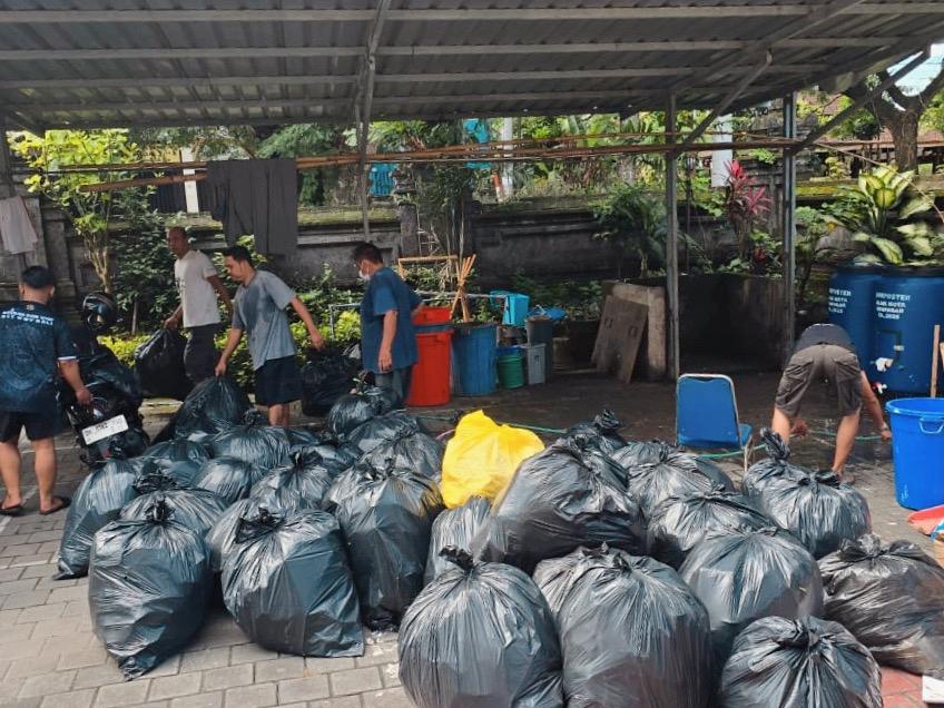 Pimpinan PT Denpasar Gelar Kerja Bakti Menyame Beraye Bersihkan Lingkungan Kantor