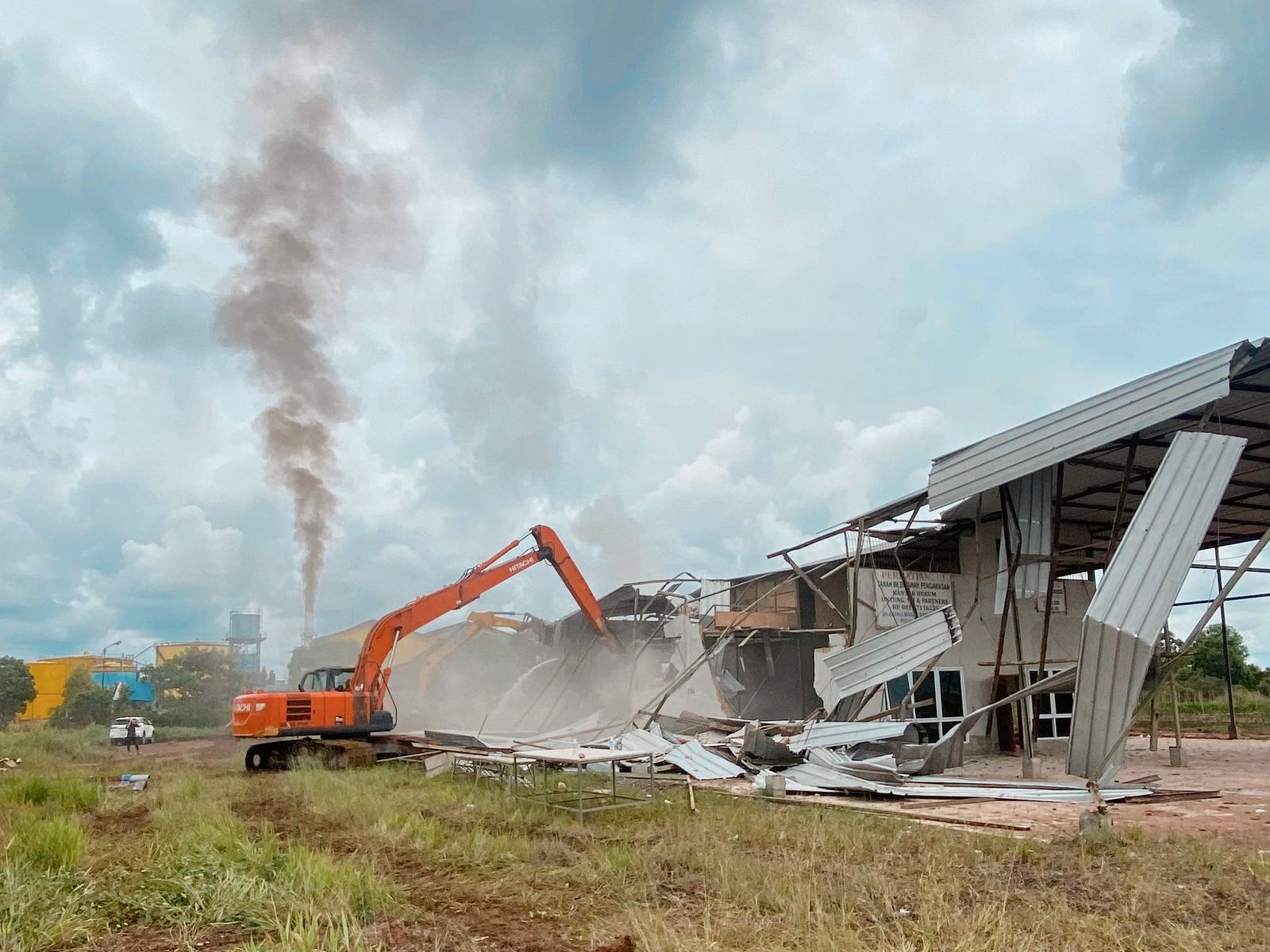 PN Kayuagung Robohkan Bangunan Gudang di Ogan Ilir, Ini Sebabnya!