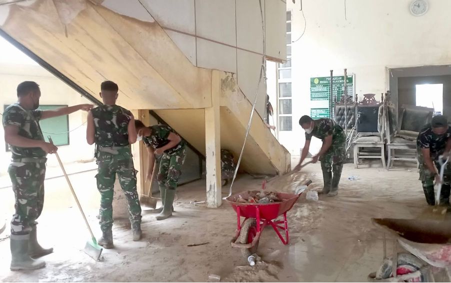 PN Kuala Simpang Aceh Gotong Royong Bersama TNI Bersihkan Kantor Pasca Bencana