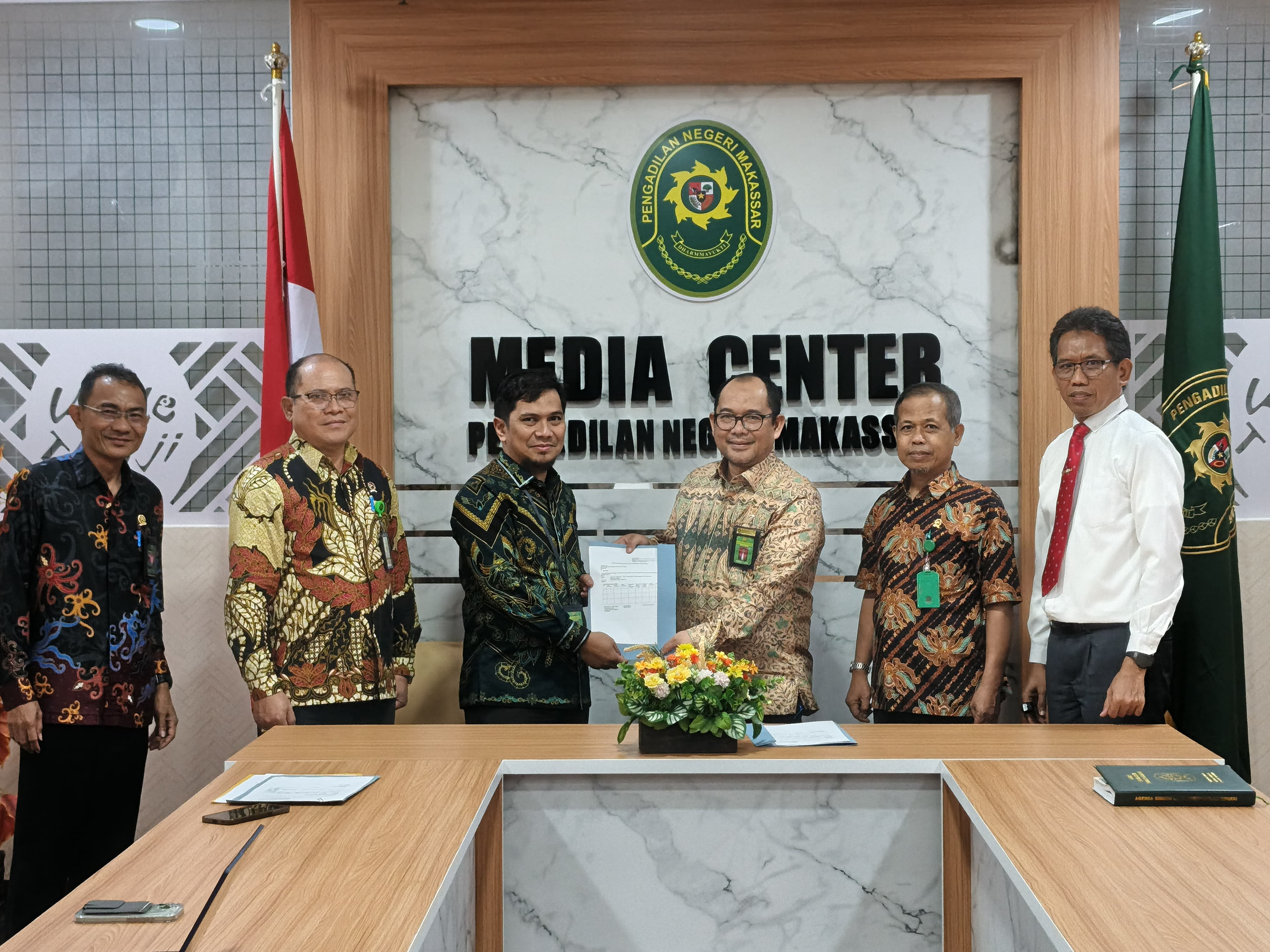 PN Makassar Serahkan Barang Gratifikasi ke UPG, Wujud Komitmen Integritas Aparatur