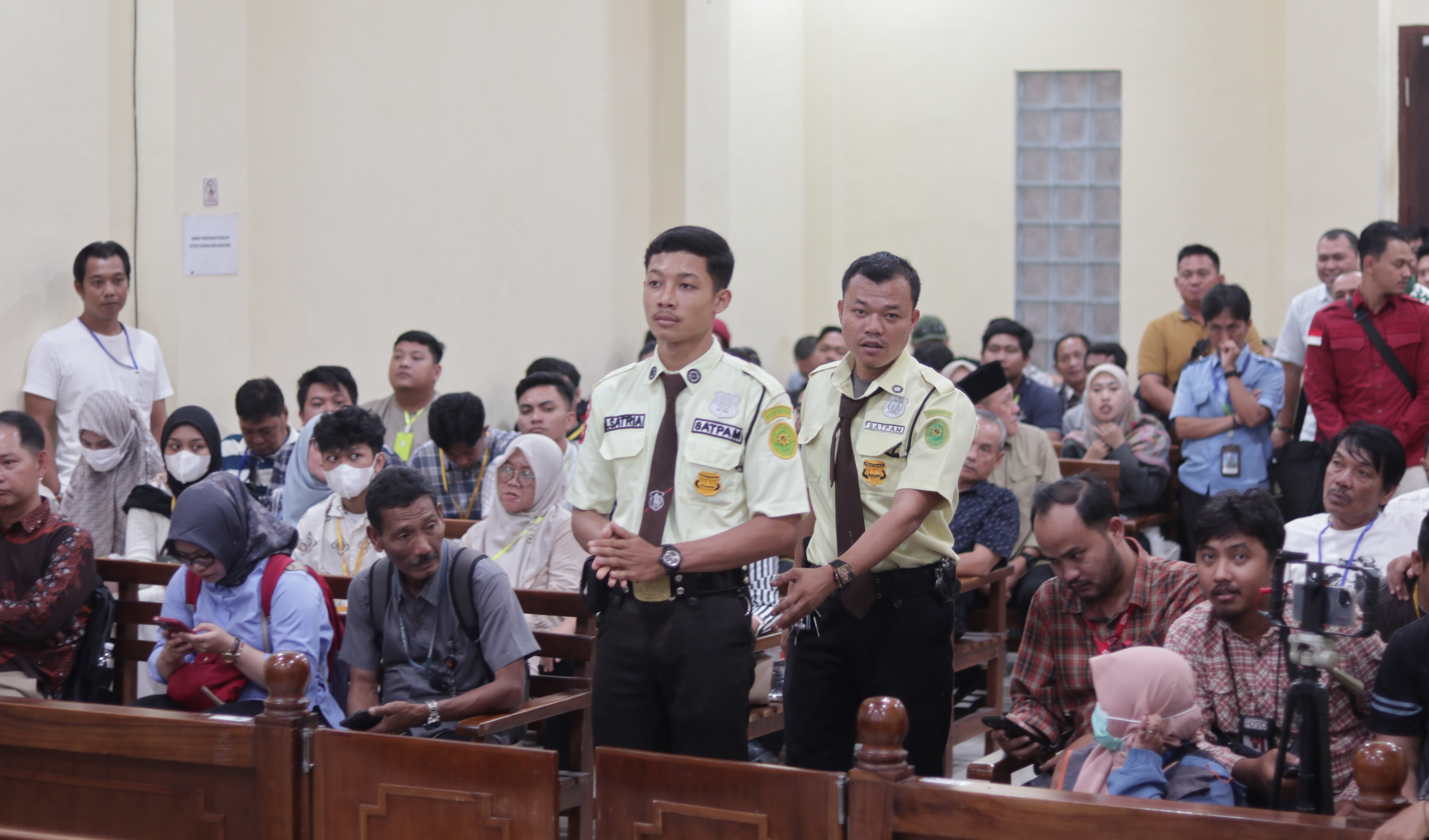 Potret Animo Warga Padati Sidang OTT Bupati Lampung Tengah dkk