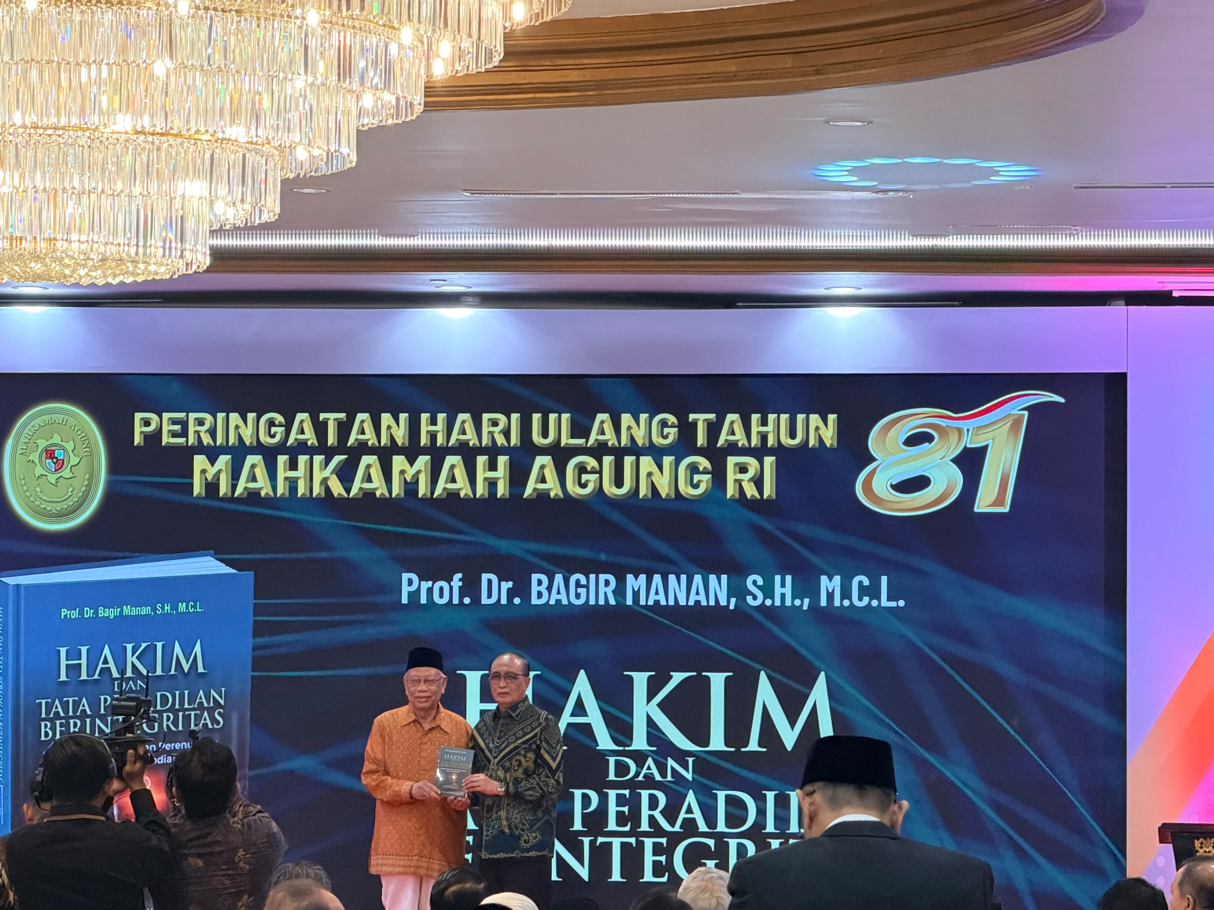 Prof Bagir Manan Serahkan Simbolis Buku Hakim & Peradilan Berintegritas ke Ketua MA