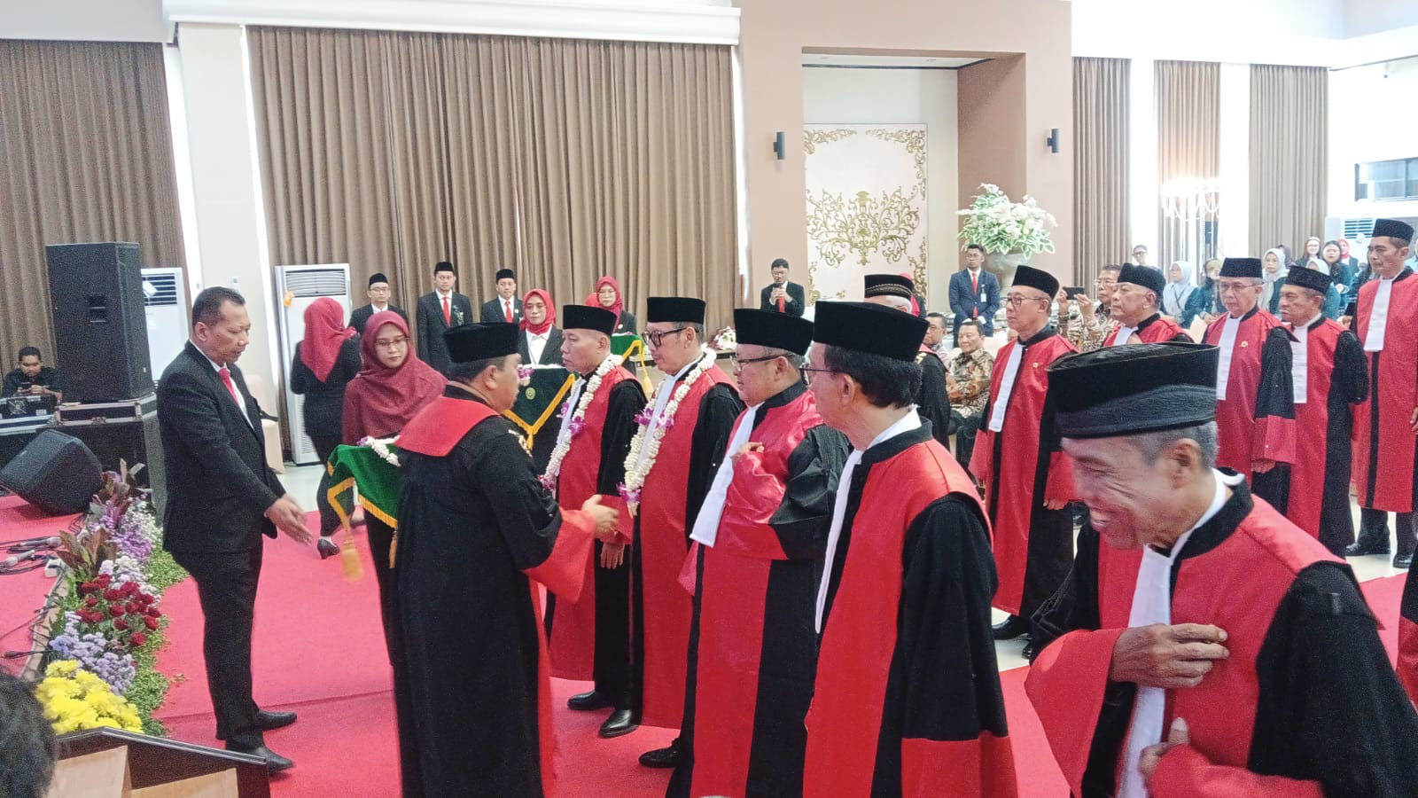 PT Surabaya Gelar Wisuda Purnabakti untuk Para Hakim Tinggi