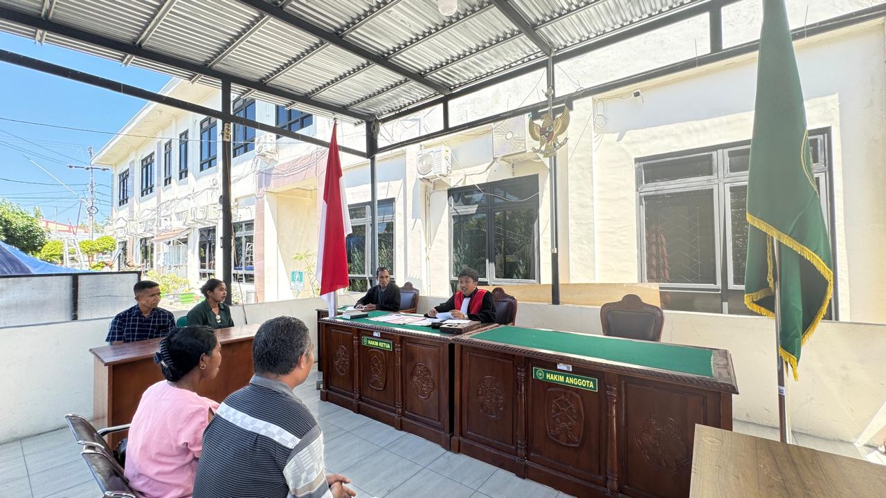 Ruang Sidang Retak Pasca Gempa, PN Maumere Gelar Sidang di Halaman Kantor