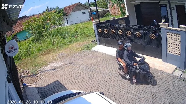 Ket. Tangkapan layar CCTV diduga pelaku melintas rumah korban