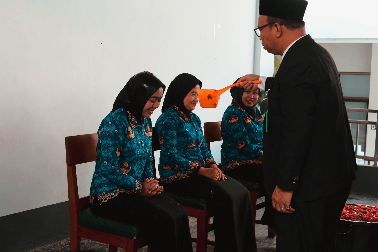 Sambut Babak Baru Pengabdian, PN Blitar Lakukan Siraman Usai Lantik PNS
