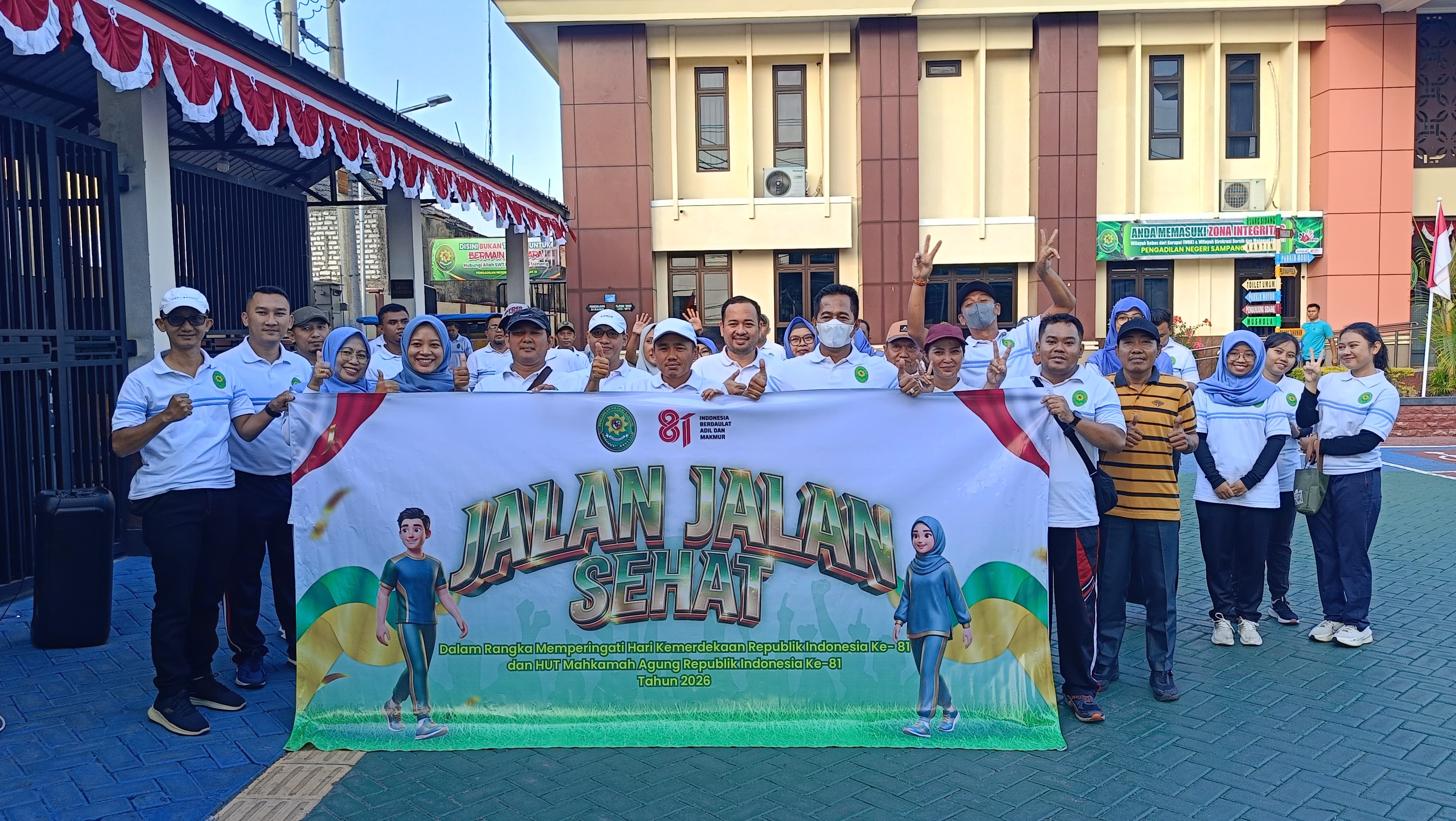 Sambut HUT RI dan MA, PN Sampang Perkuat Solidaritas lewat Jalan Sehat
