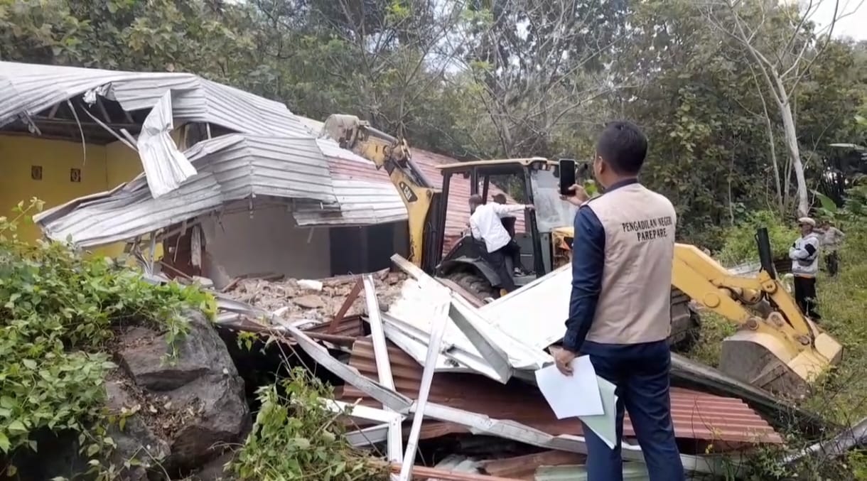 Satu Rumah Dirobohkan, PN Pare-Pare Eksekusi Lahan Sengketa
