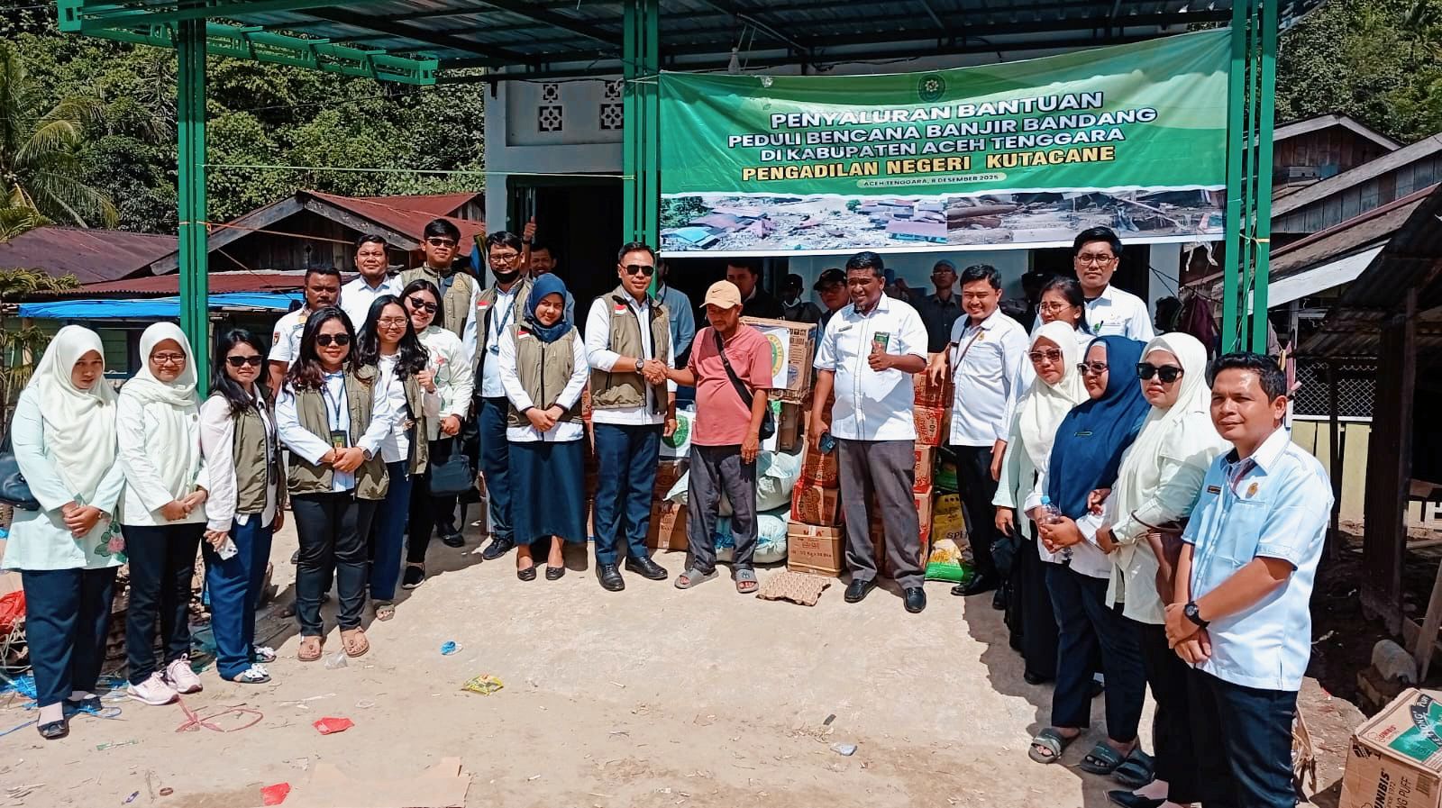 Selusuri Kebun dan Sungai, PN Kutacane Bersama DYK Cabang Salurkan Bantuan