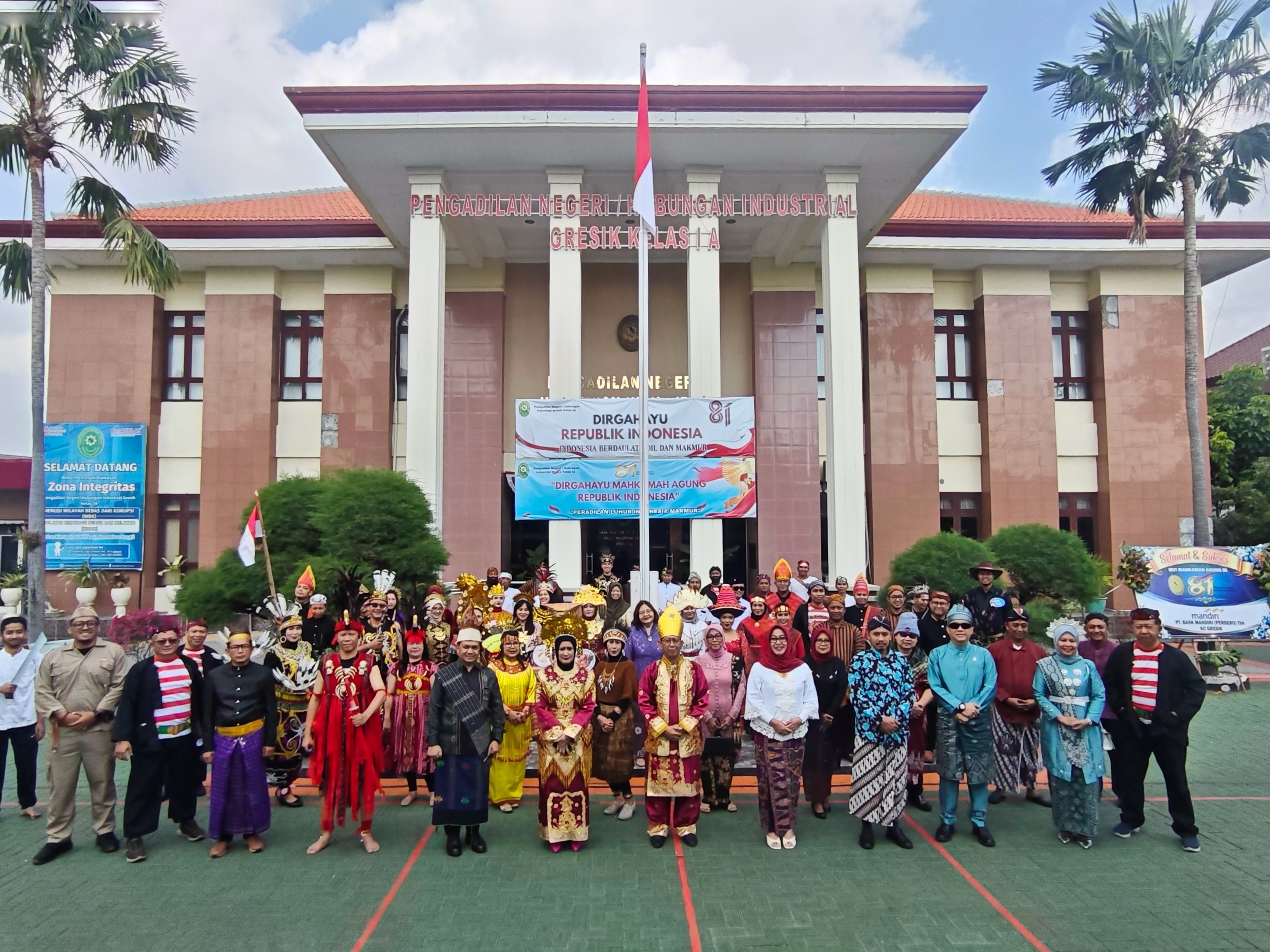 Semarak Kebhinekaan, PN Gresik Tutup HUT RI dan MA dengan Busana Adat