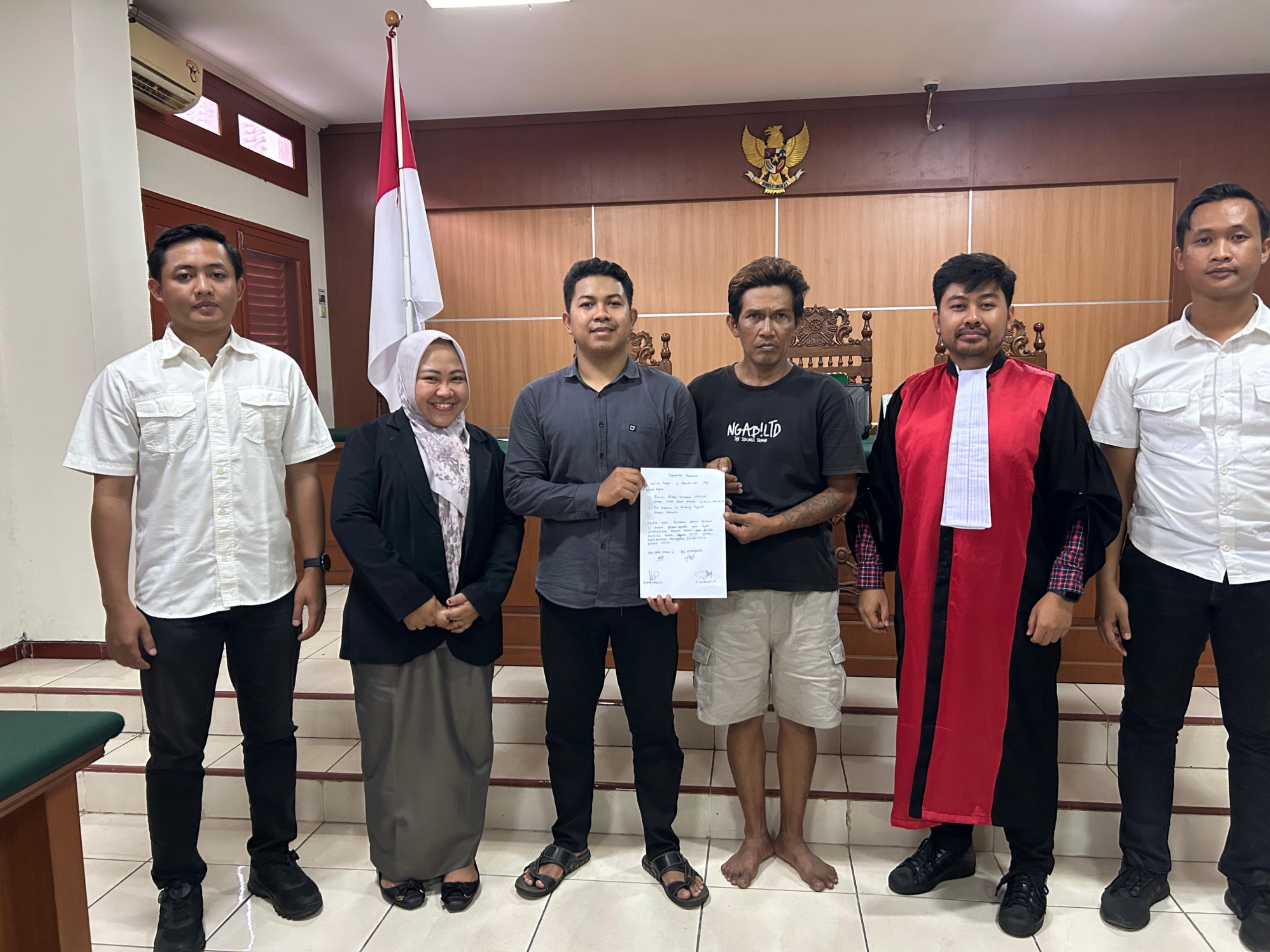 Sempat Viral di Tiktok, Pencuri Helm Dihukum Bersihkan Masjid 1 Bulan Oleh PN Pasuruan