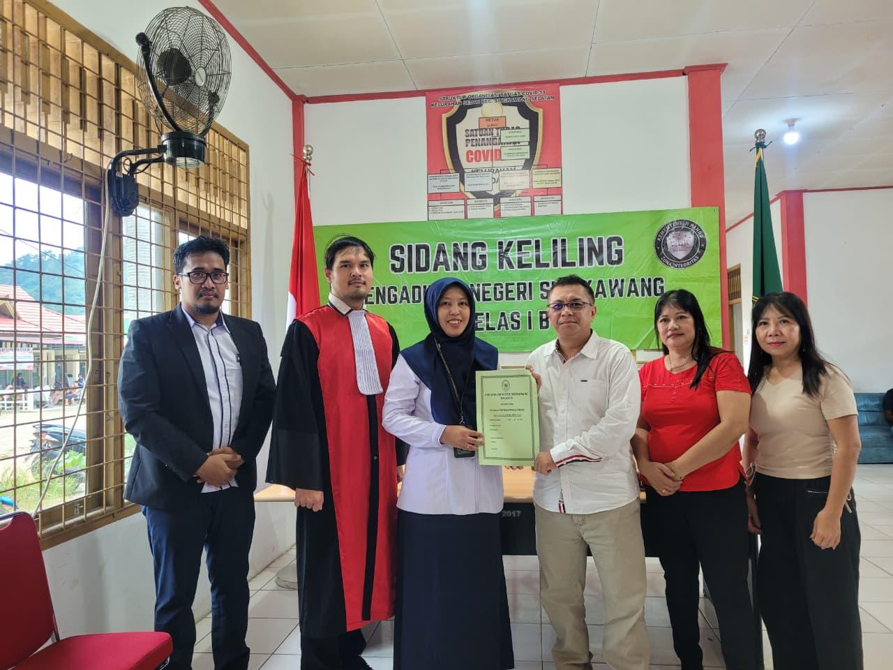Senyum Bahagia Warga Kalbar Ikuti Sidang Keliling PN Singkawang