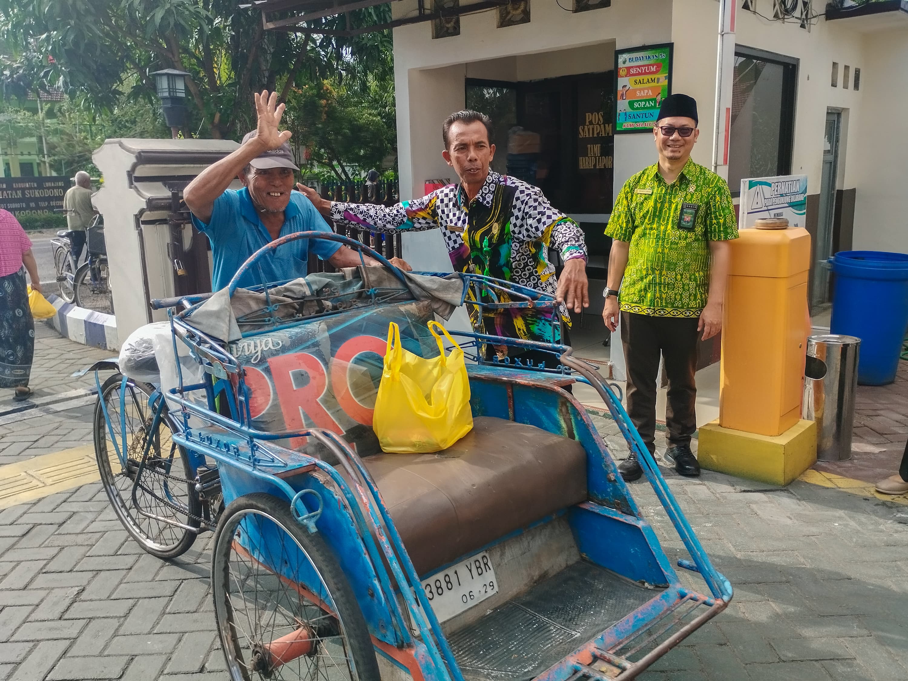 Senyum Warga Dapat Takjil Gratis dari PN Lumajang Jatim