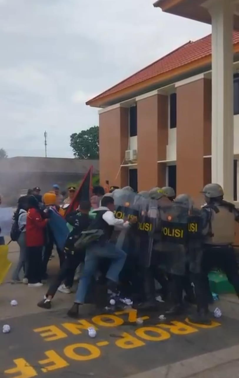 Simulasi Demonstrasi, Polisi dan Masa Aksi Saling Dorong di Halaman Kantor PN Merauke