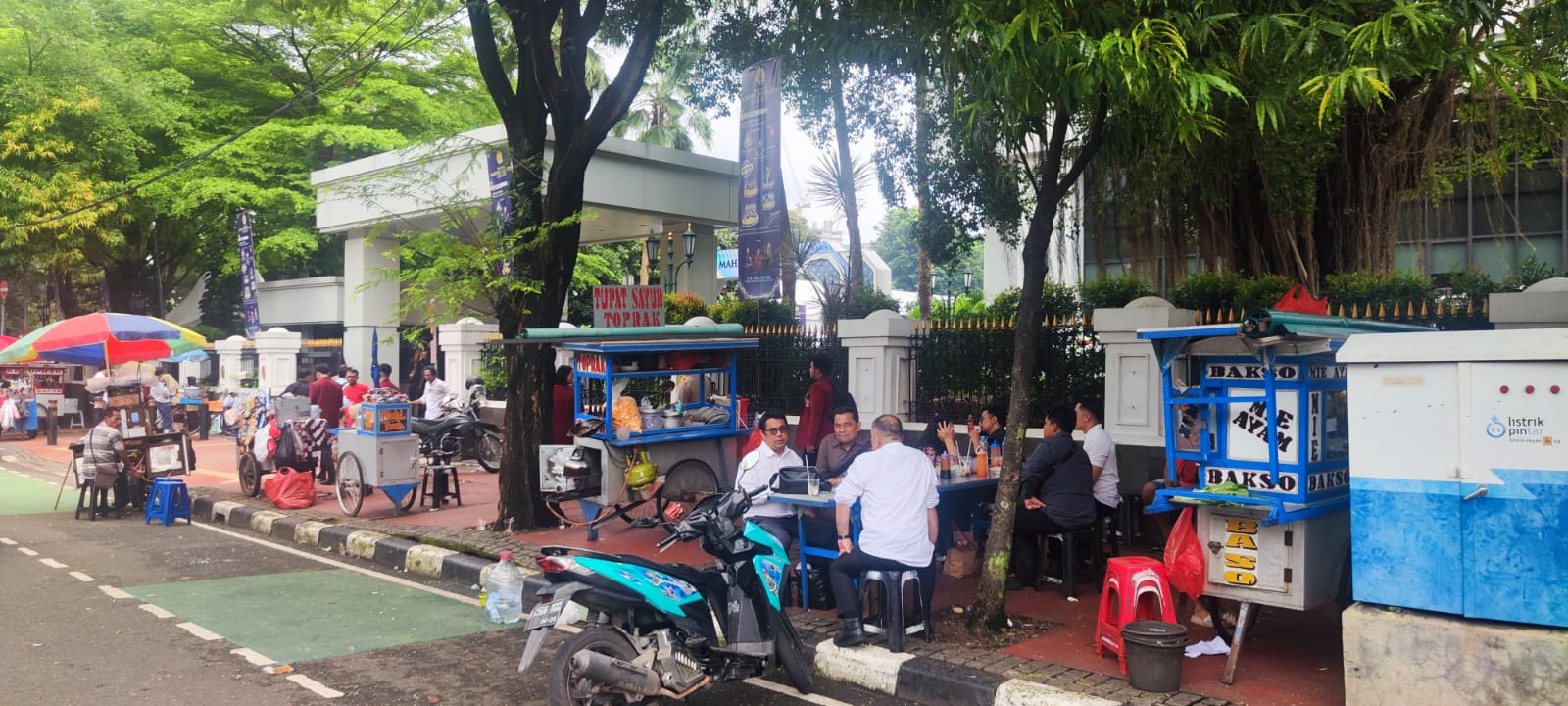 Sisi Lain Kampung Hukum 2026, PKL Nikmati Lonjakan Rezeki