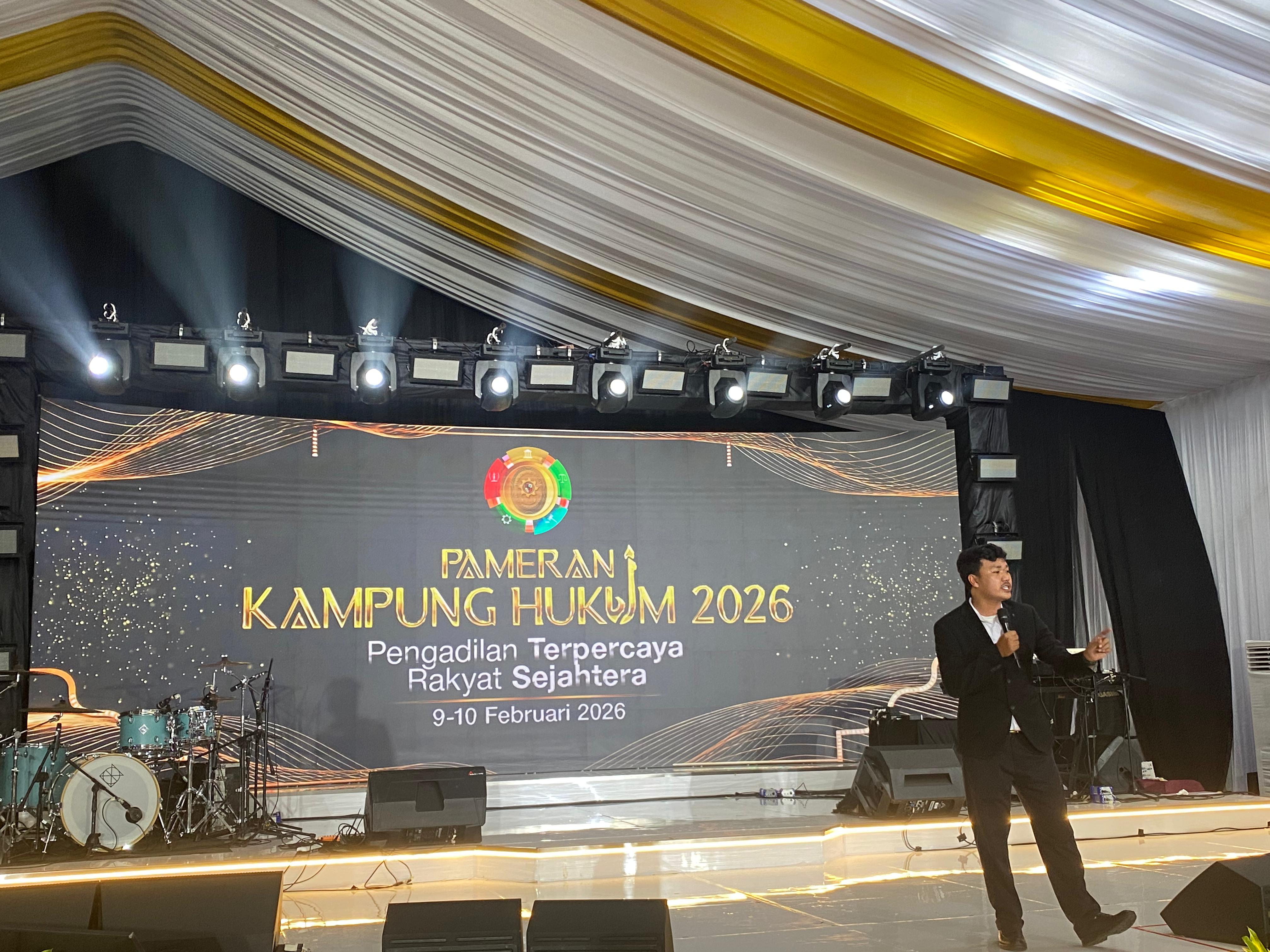 Stand Up Comedy Adi Maulana, Buat Tawa Pecah di Kampung Hukum