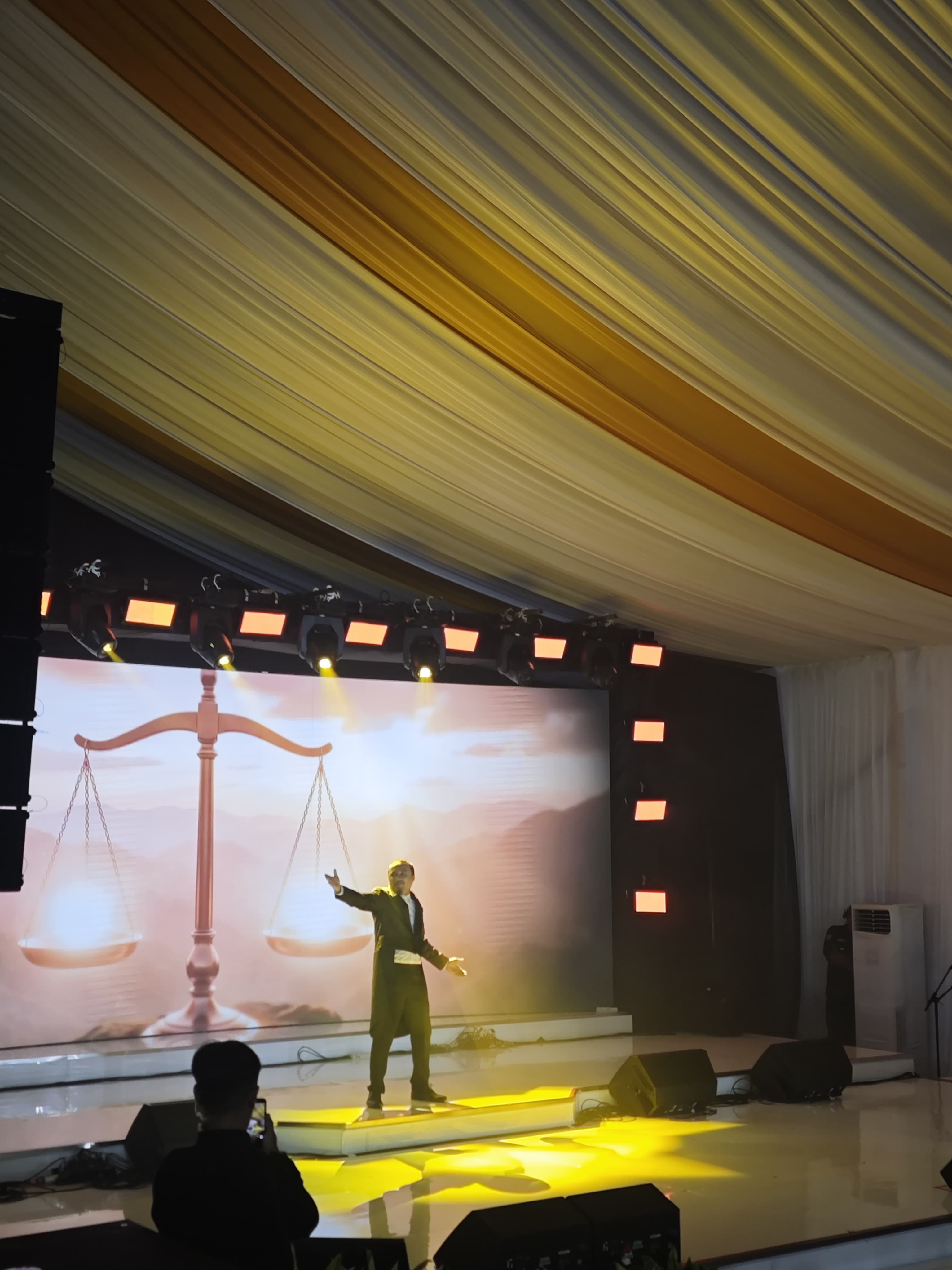 Tari Berfilosofi Keadilan & Integritas Warnai Pembukaan Kampung Hukum