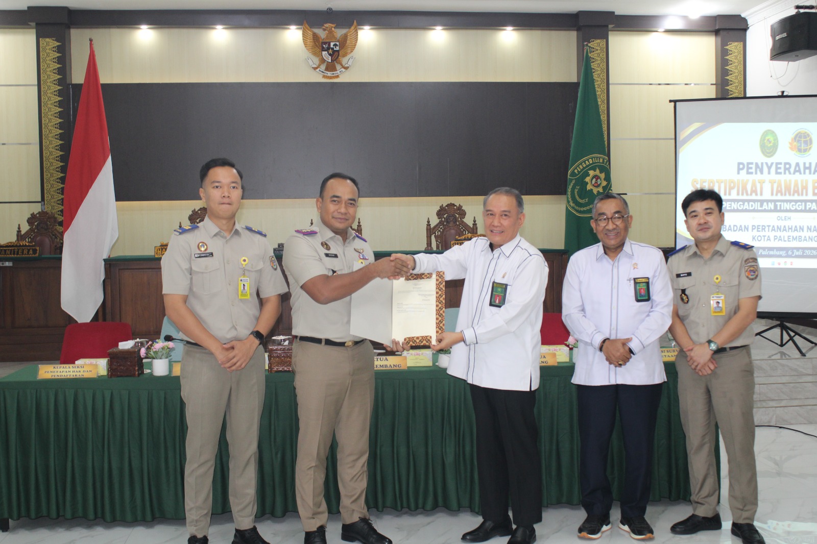 Transformasi Digital, BPN Palembang Serahkan Sertipikat Tanah Elektronik ke Ketua PT Palembang