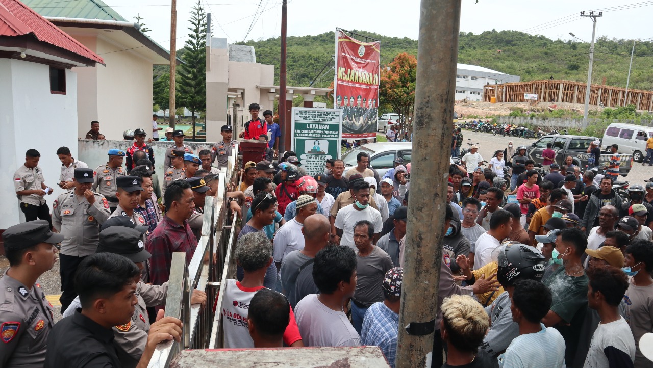 Unjuk Rasa 400 Massa Masyarakat Adat Di PN Pasarwajo, Jubir: Jaga Ketertiban!