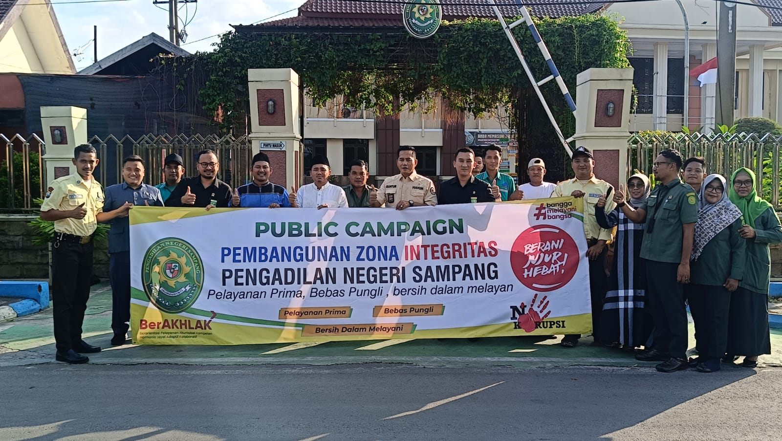 Wujudkan Peradilan Bersih, PN Sampang Gaungkan Integritas Sambil Berbagi Takjil