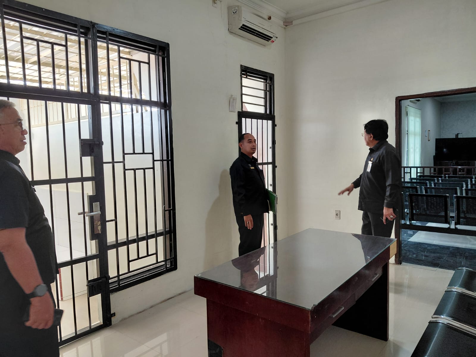 Peninjauan Ruang Tahanan, Ruang Tunggu Jaksa & Advokat Pasca Pembangunan oleh Ketua PT Medan