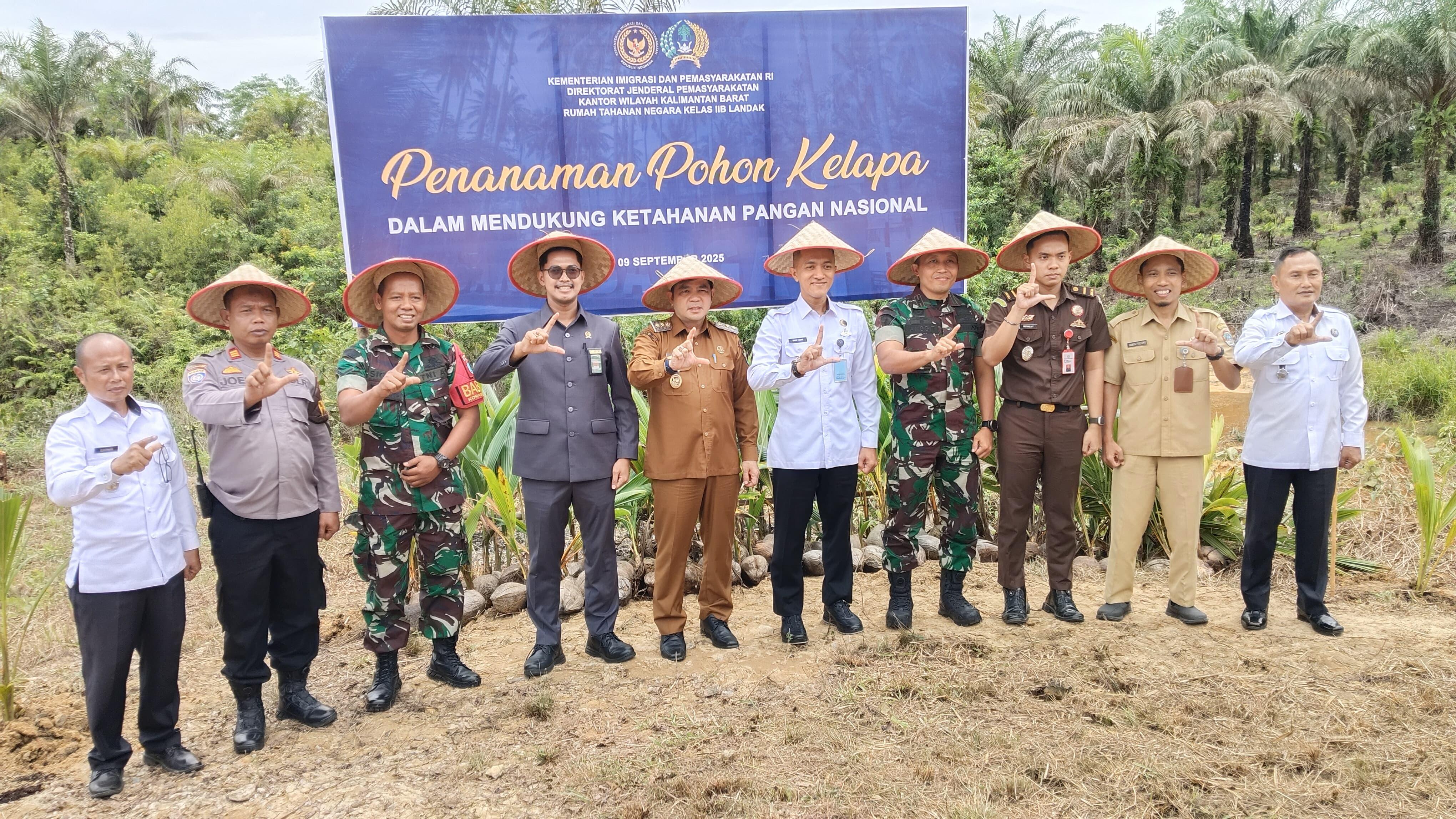 Dukung Ketahanan Pangan, PN Ngabang Hadir dalam Penanaman Pohon Kelapa