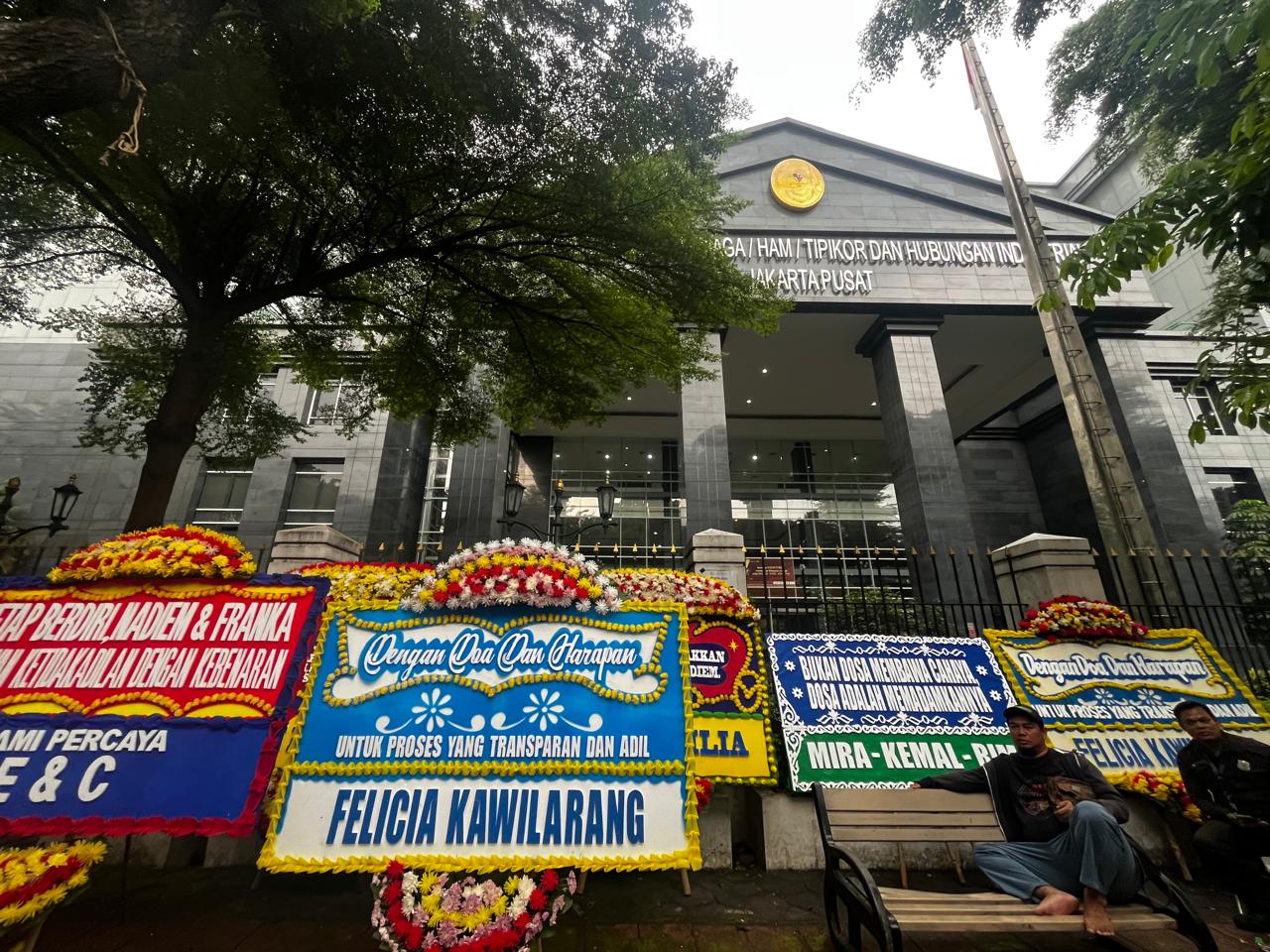 Jelang Sidang Dakwaan Nadiem, Karangan Bunga Kembali Penuhi PN Jakpus