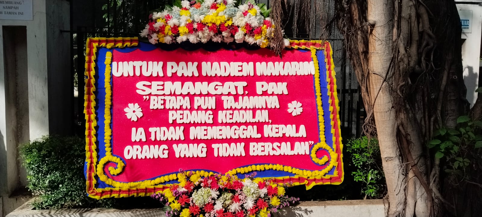 Jelang Sidang Nadiem Makarim, Karangan Bunga Penuhi Jalan Depan PN Jakpus   